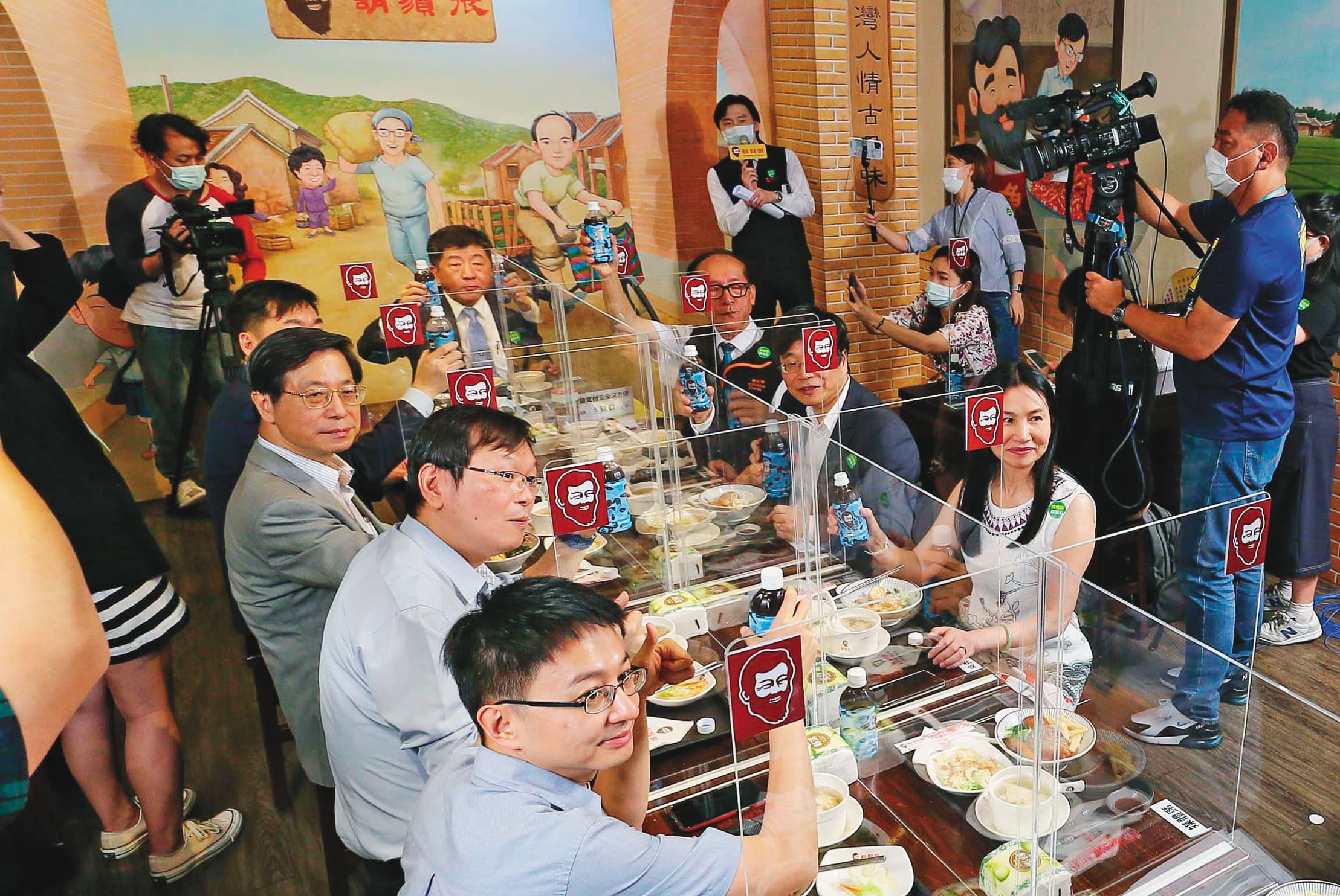 陳時中率隊到滷肉飯店家親自示範,若室內無法維持社交距離,可採透明隔板防疫。(衛福部提供)