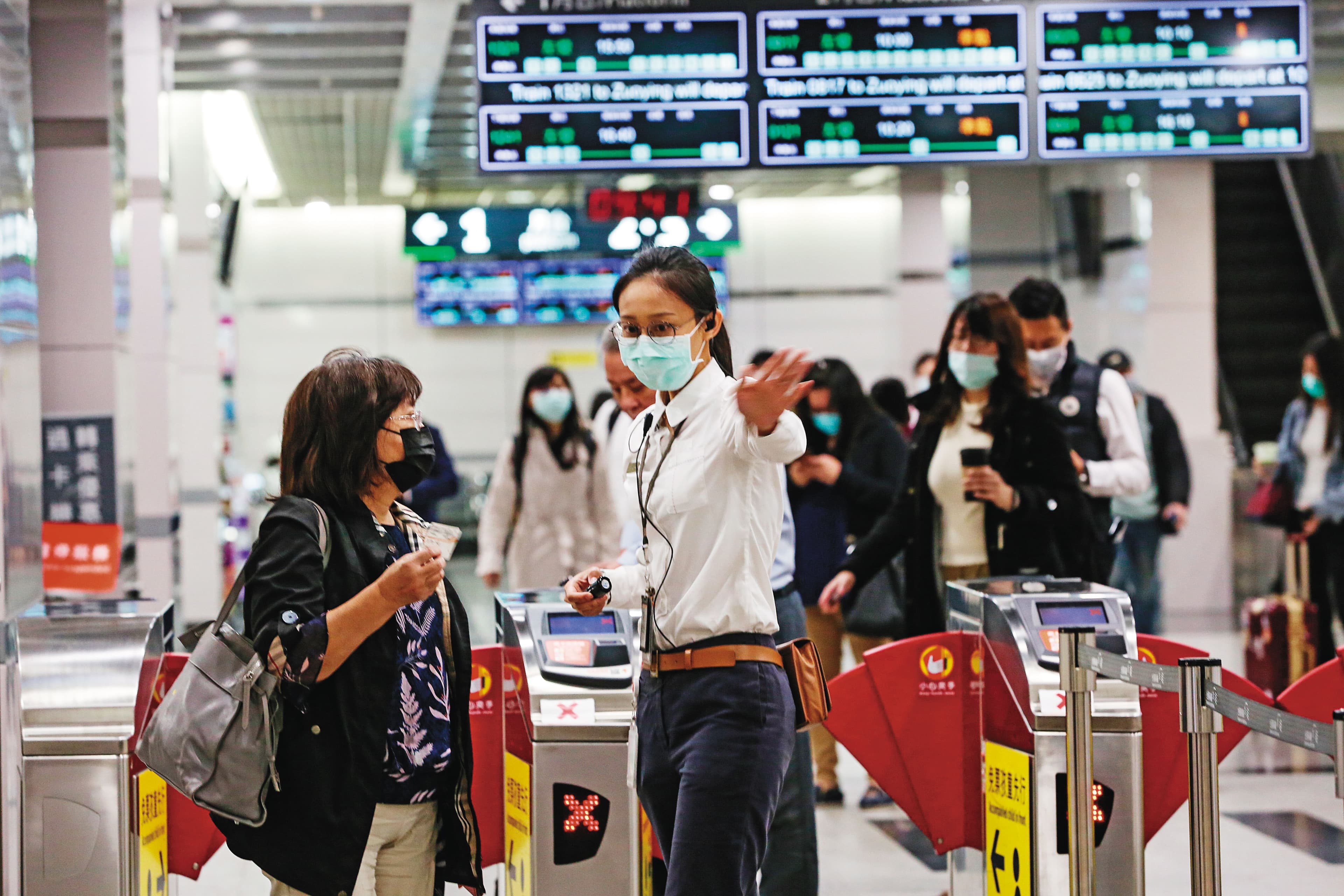 6月底登場的端午連假,交通部已定調,高鐵等大眾運輸的口罩限制僅有條件開放飲食、吃藥,其餘時間仍需全程戴口罩防疫。