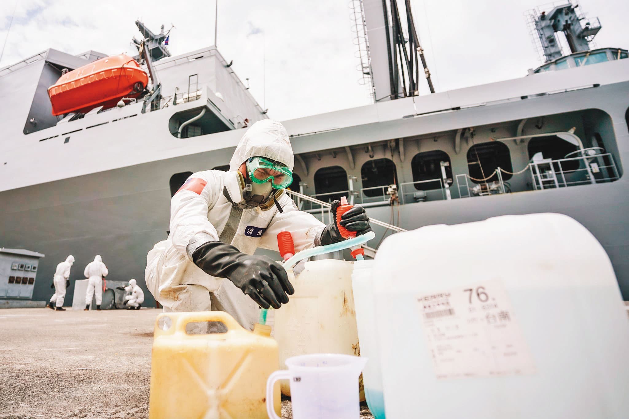 磐石艦染疫事件被批評返港檢疫標準太鬆,政府現已全面升級遠洋漁船的返港檢疫規定。(翻攝中華民國海軍臉書)