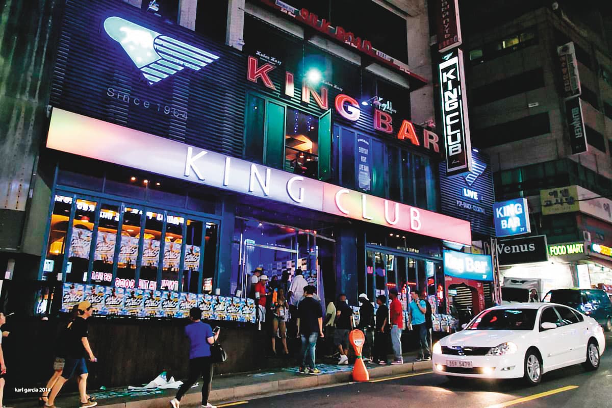 韓國疫情原已趨緩,欲解除社交禁令,未料首爾夜店林立的梨泰院卻爆發上百人群聚感染。(翻攝Korea – Pinoy Artists & Performers官網)