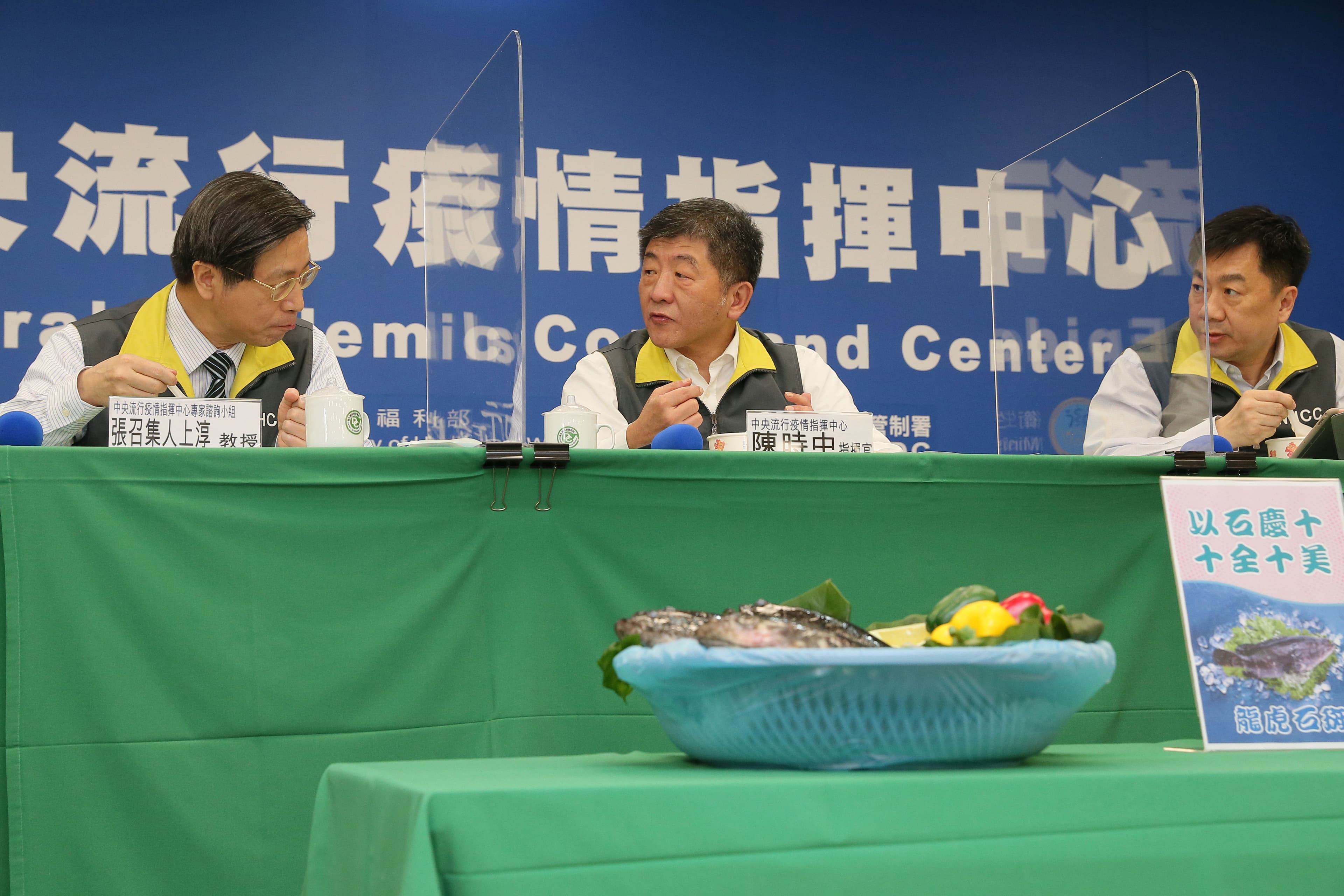 避免疫情回馬槍,陳時中(中)提醒民眾落實「防疫新生活運動」,若無法保持社交距離,可用隔板阻擋飛沫,達到防疫效果。(衛福部提供)