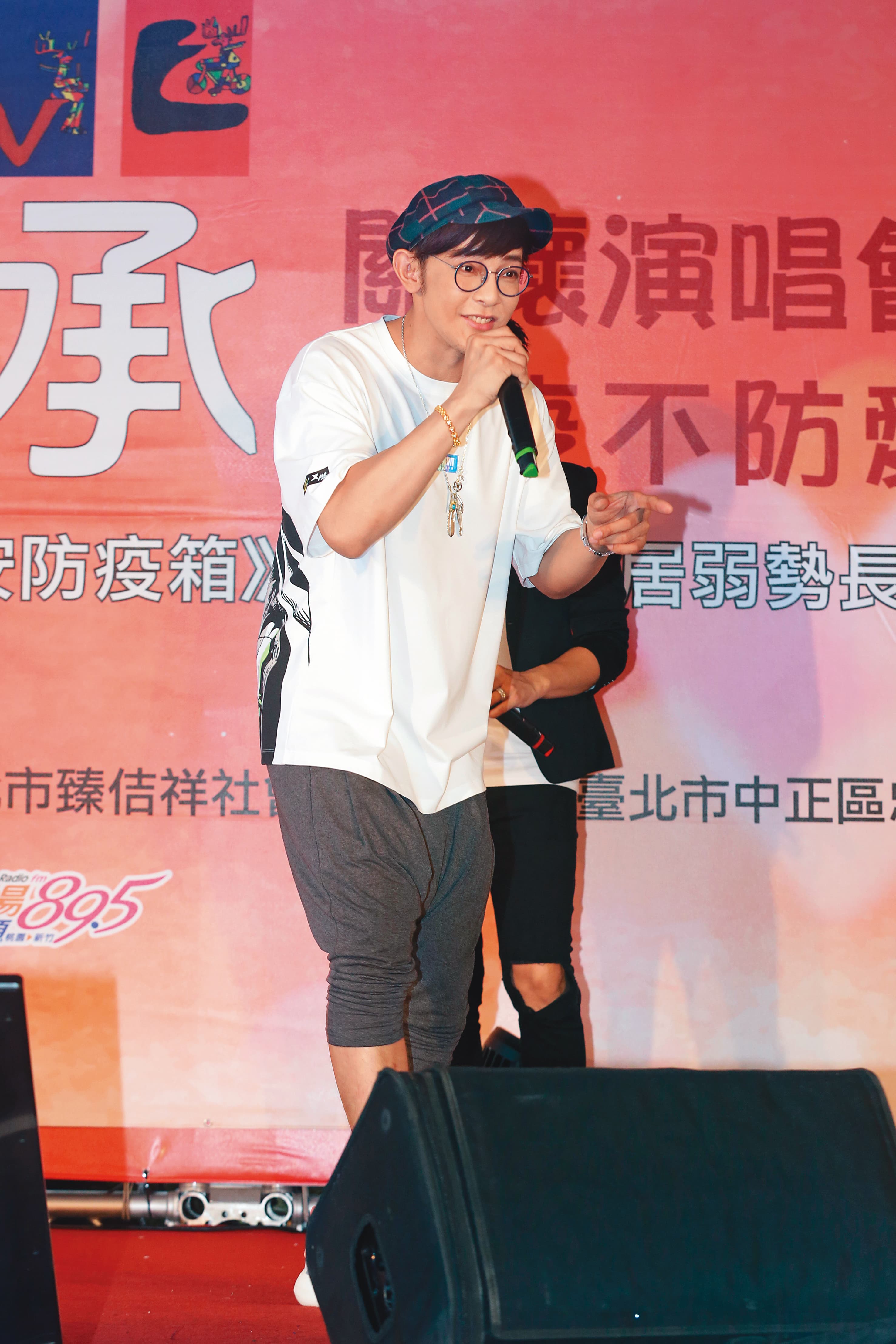 不久前汪東城出席演唱會時,難得戴了瓜呆眼鏡出場。