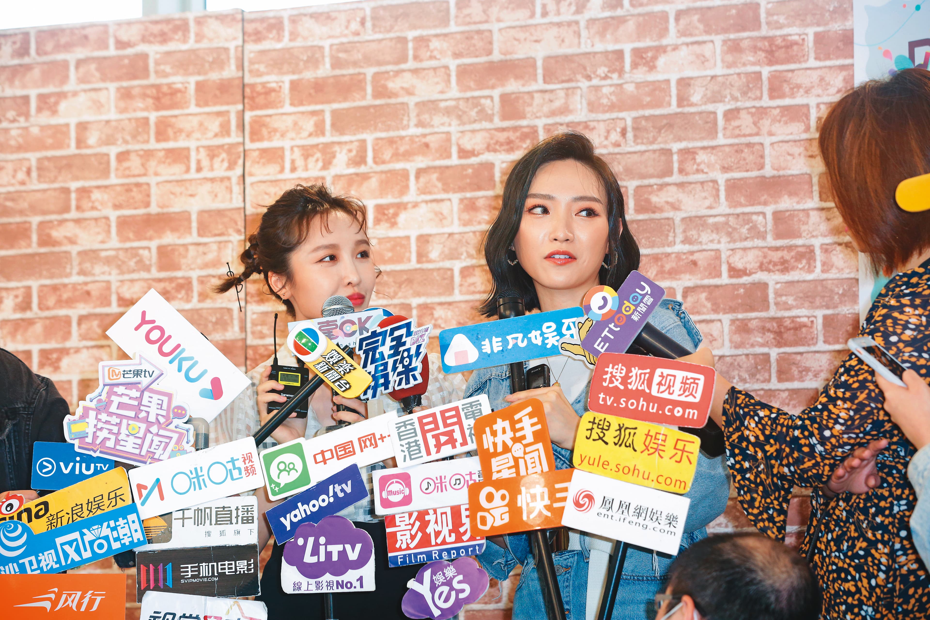 張若凡轉戰直播平台,找來同為歌唱選秀節目出道的學姐閻奕格,結果學姐一直搶戲。