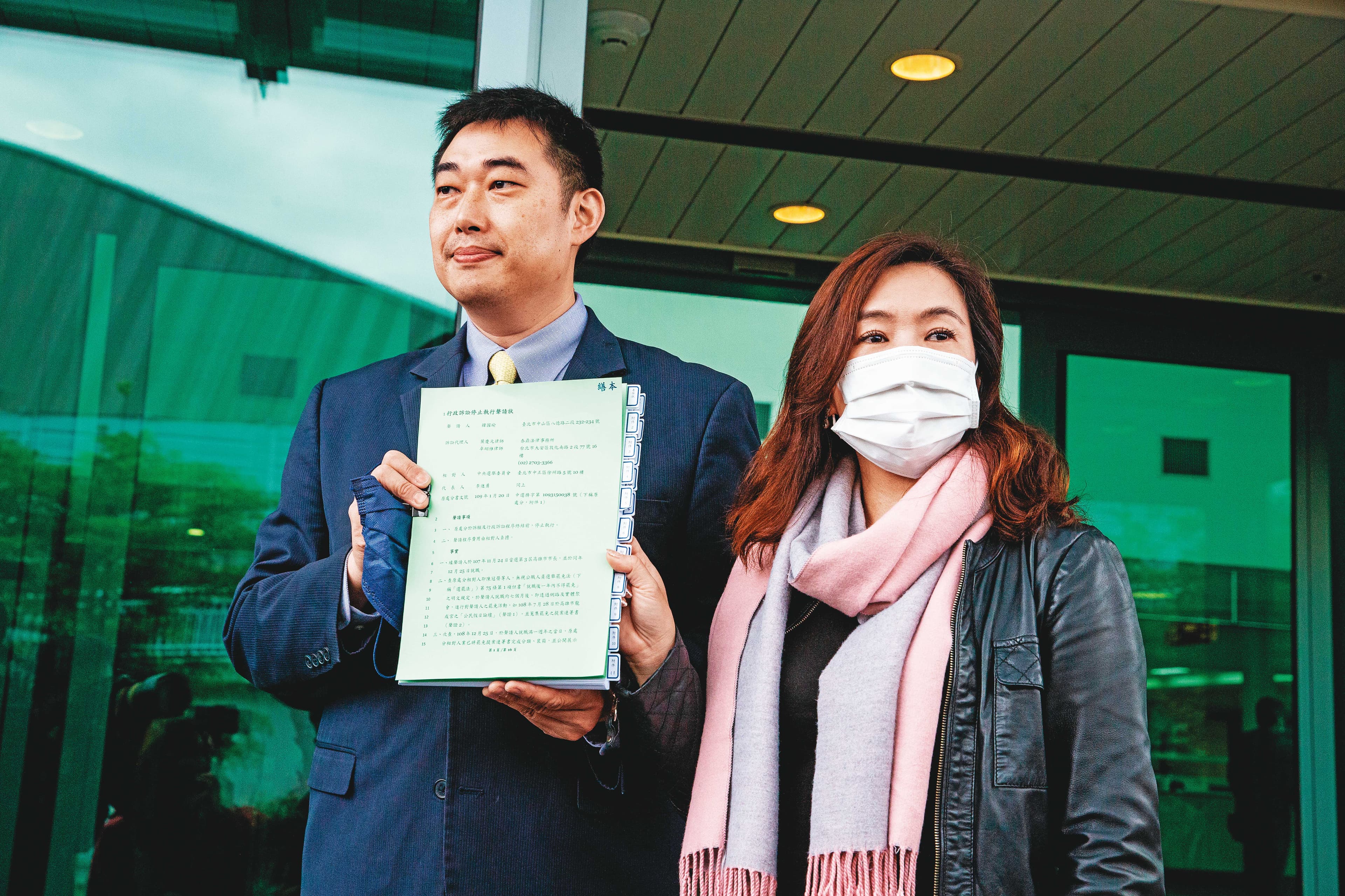 韓國瑜陣營律師葉慶元(左)、高雄市前新聞局長王淺秋(右),4月8日前往台北高等行政法院遞狀聲請停止罷免投票,但遭駁回,本月11日又再提訴訟。