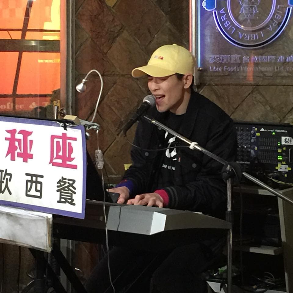 金曲歌王蕭敬騰,曾在「天秤座民歌西餐廳」駐唱兩年多。(翻攝自天秤座民歌西餐廳_板橋店臉書)