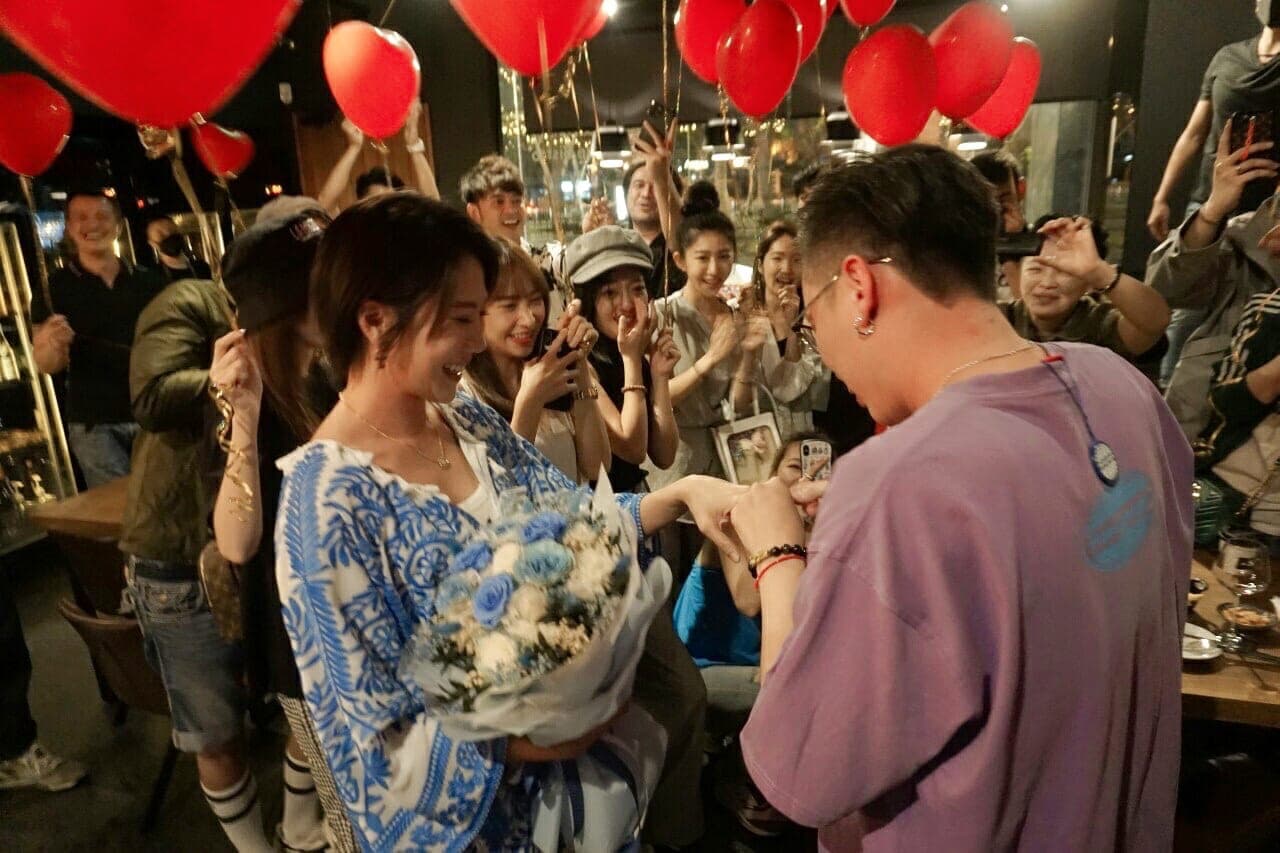 大牙男友在中好友見證下求婚。(經紀人提供)