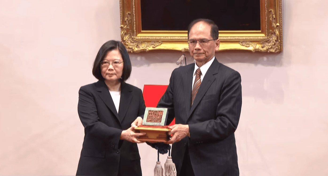 立法院長游錫堃將中華民國之璽授予總統蔡英文。(翻攝自蔡英文臉書)