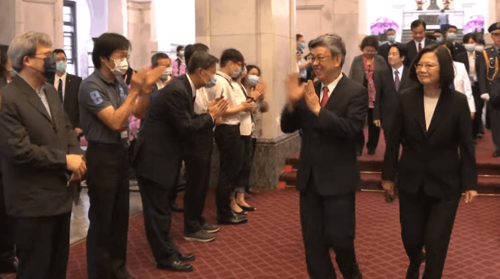 總統蔡英文歡送卸任的副總統陳建仁離開總統府。(翻攝蔡英文臉書)