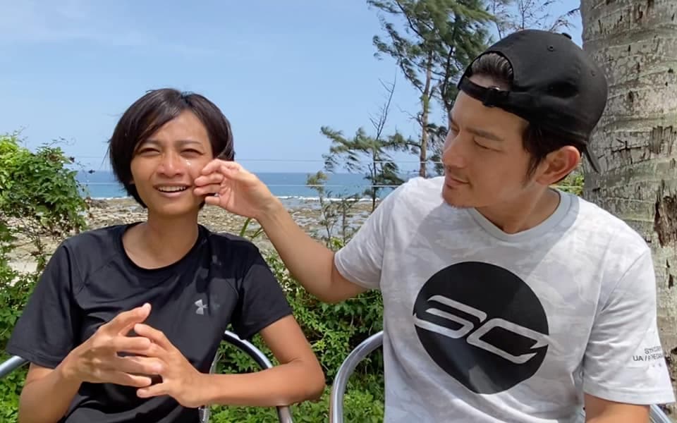 宥勝感慨說,看似樂觀妻子也會有傷心難過的時候,這時他該做的就是幫她拭去淚水。(翻攝自宥勝臉書)