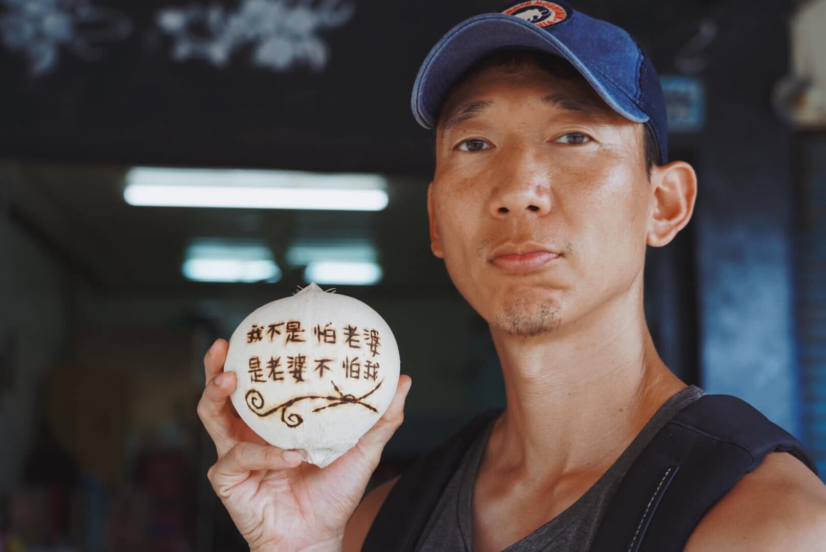 隋棠趕緊發文澄清,並放上老公Tony手中拿著椰子噘嘴的照片。(翻攝自隋棠 Sonia Sui臉書)