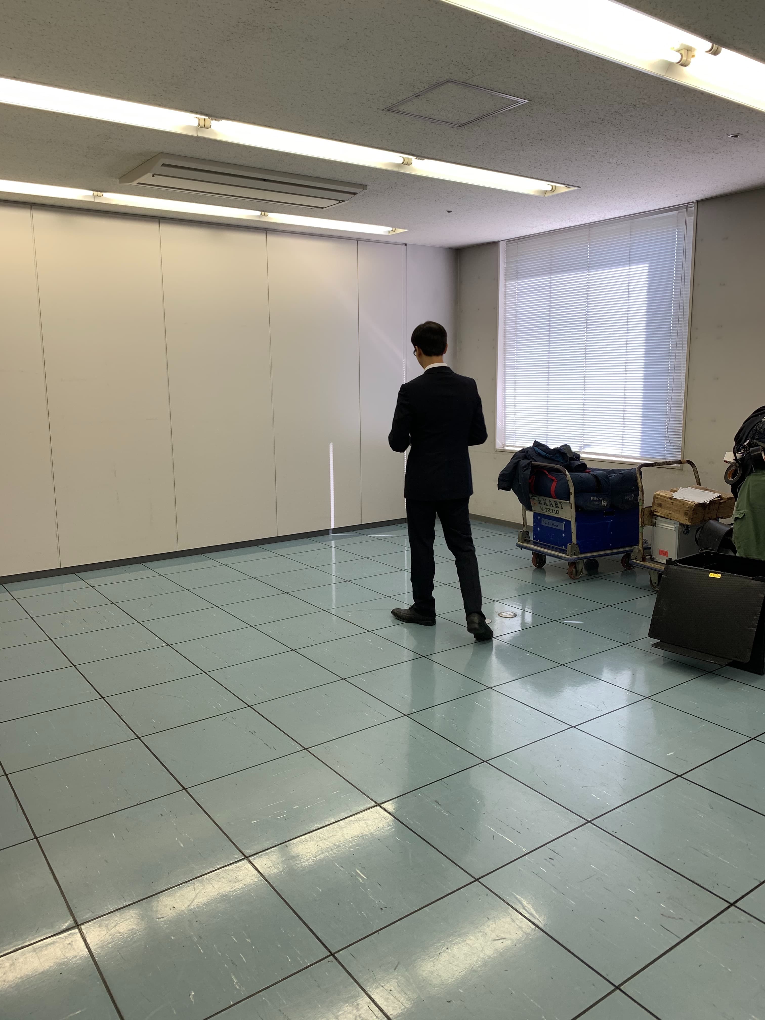 柯朋宇為了演出導演設計的小動作,在旁邊練習打噴嚏。(衫朋娛樂提供)