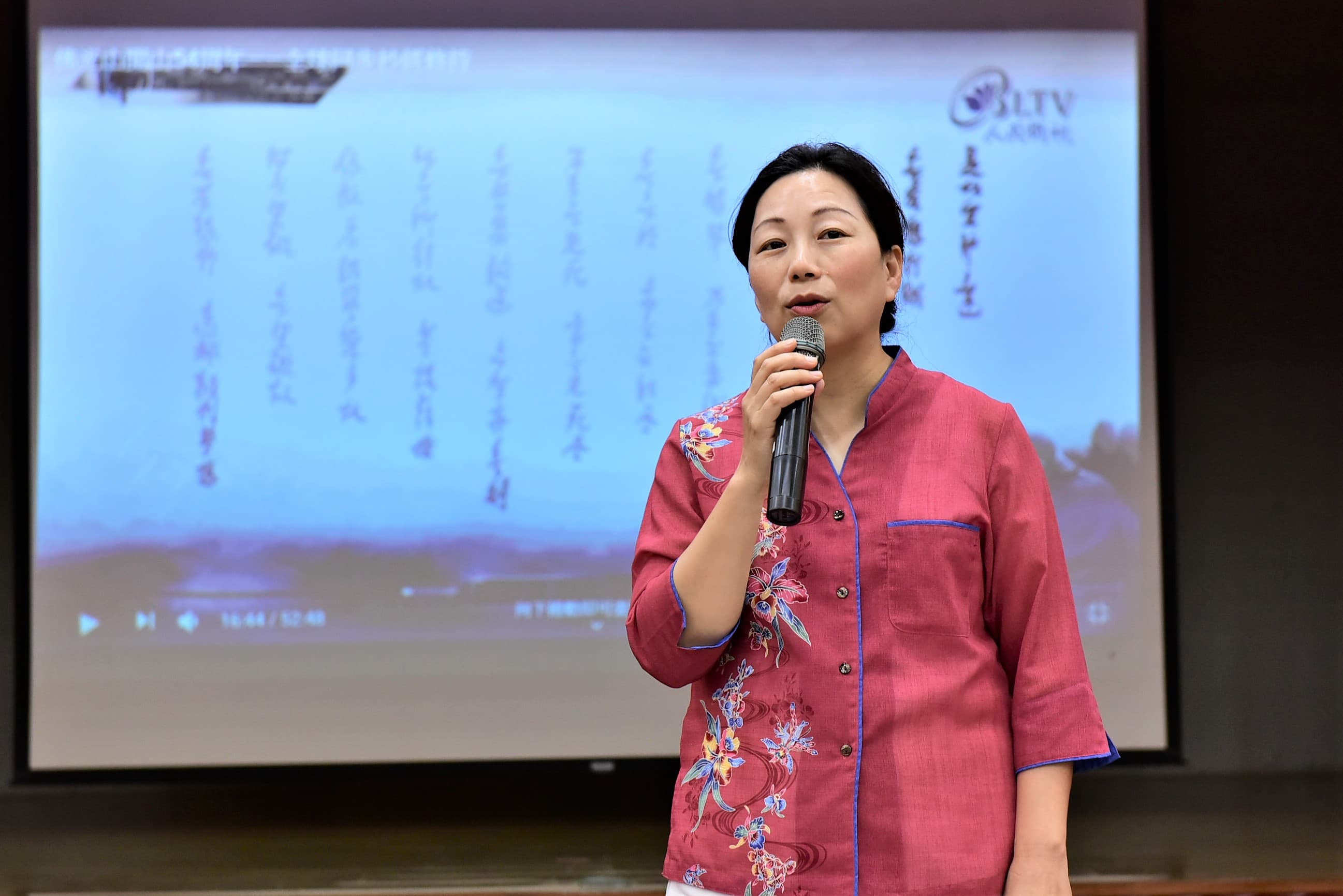 花蓮縣長徐榛蔚也抽空到場支持,並且一起抄寫。(花蓮縣政府提供)