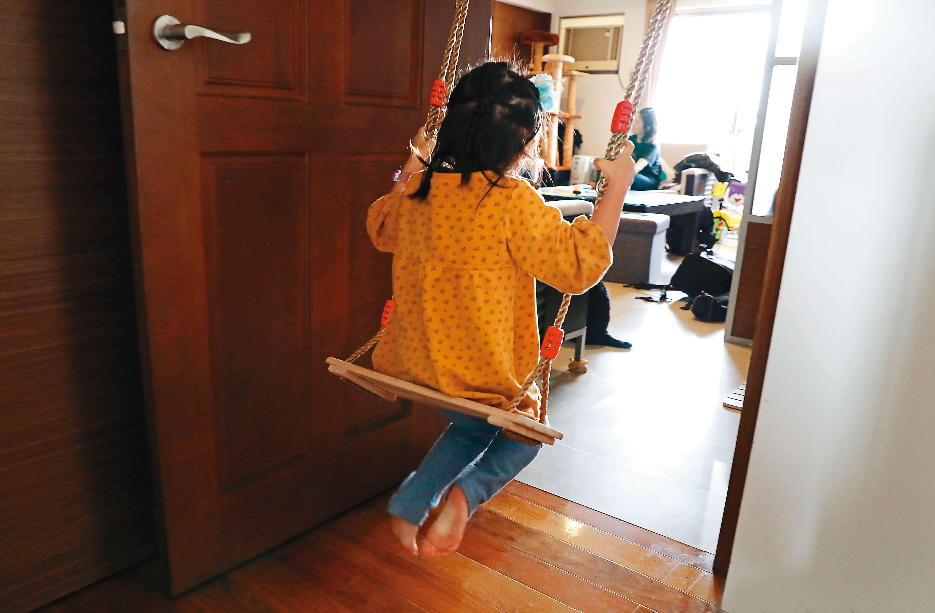 小海豚經過適應與耐心陪伴,如今與2位媽媽相處自在舒服。