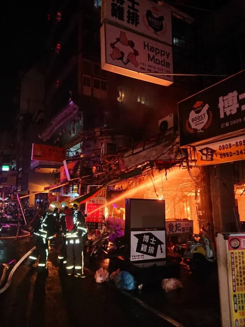 中華路夜市凌晨3點多發生火警,店家房屋陷入火海,一直到清晨7點才初步控制火勢,但還是發生復燃情形。(消防局提供)