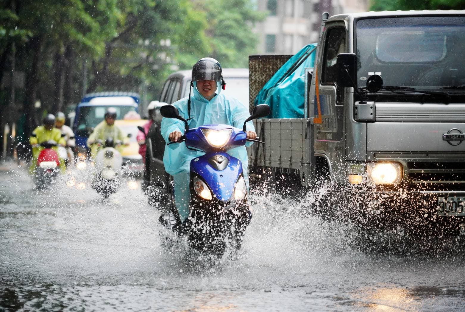 高雄豪雨狂炸,許多地區出現淹水的情況,民眾出門只能冒險涉水。