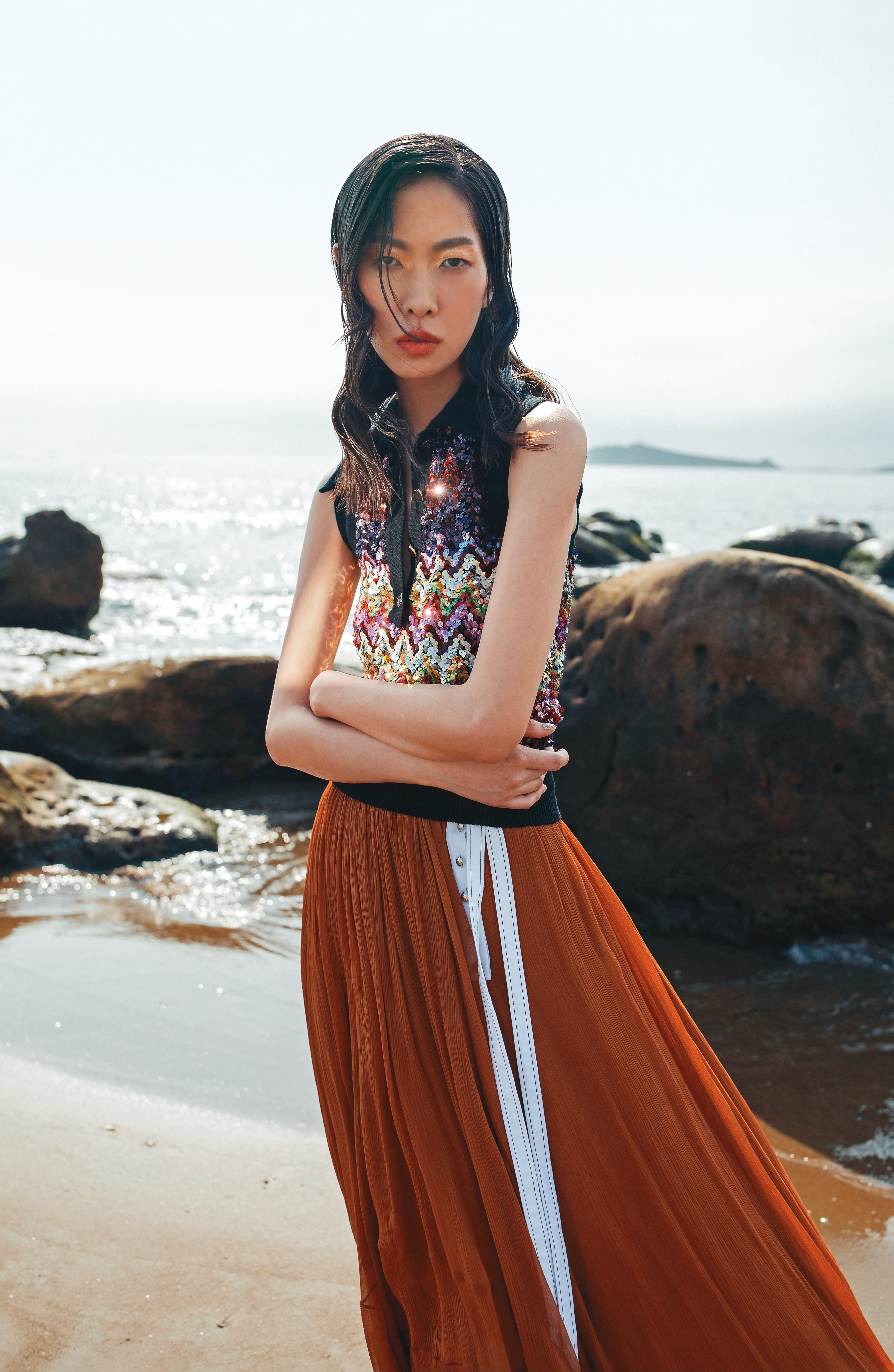 無袖針織亮片上衣NT$103,000 by Louis Vuitton;橘色紗裙NT$95,400 by Chloé