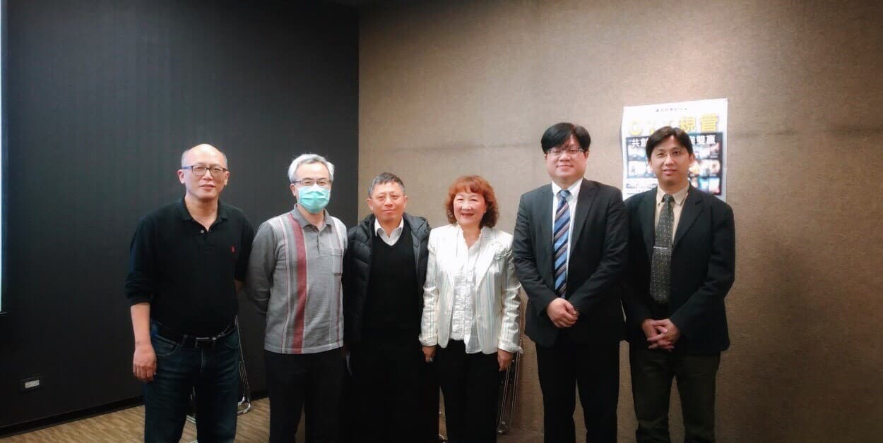 「OTT規管:共創國家與產業雙贏」研討會邀請產官學三方討論OTT專法草案,左起為錢大衛、羅世宏、黃文哲、彭芸、葉志良、黃銘輝。(匯流政策研究室提供)