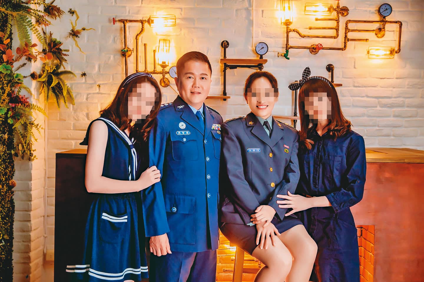吳智泰(左2)「內舉不避妻」,每半年就推薦老婆(右2)升上校,引發爭議。(翻攝網路)