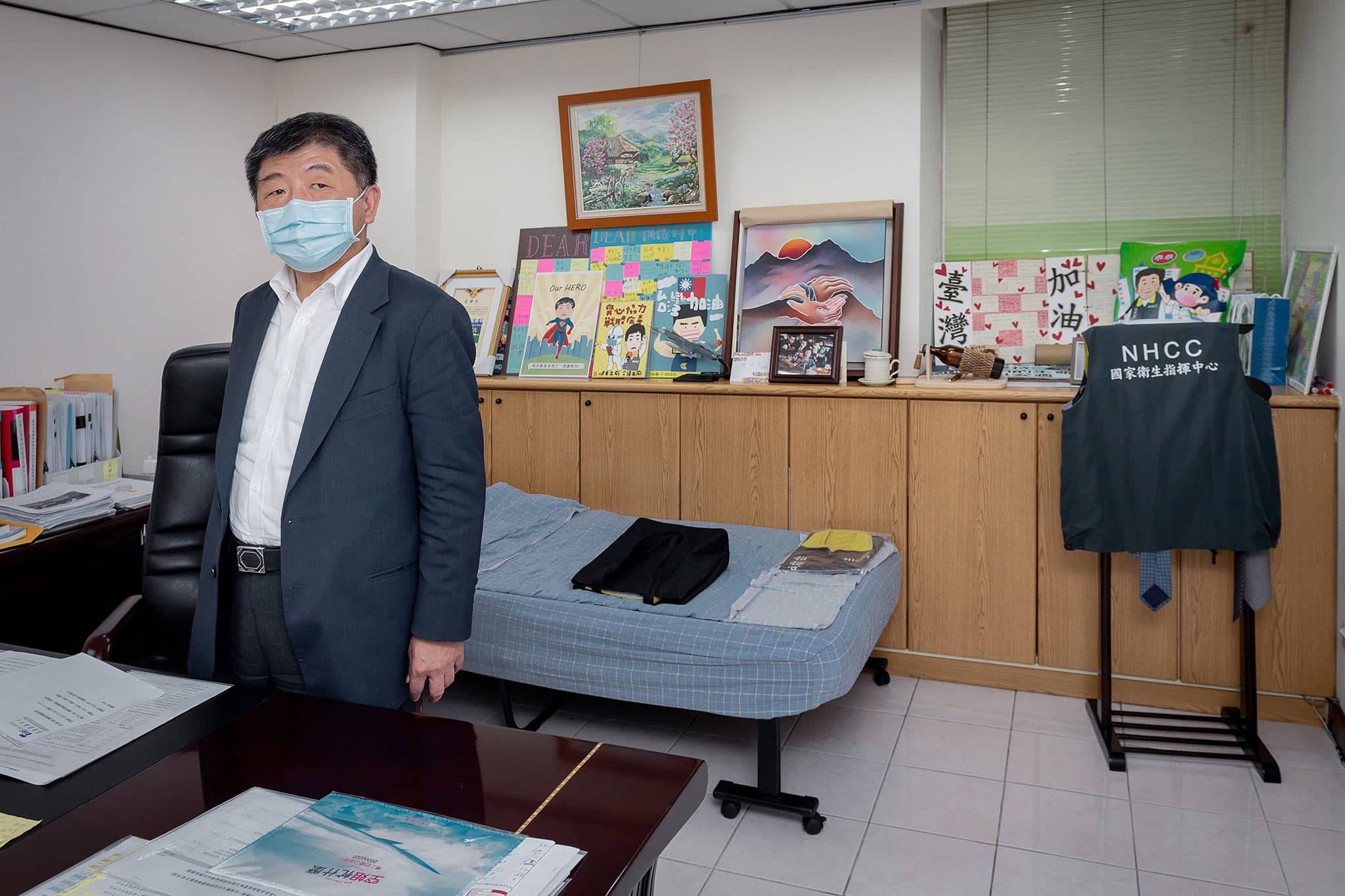 陳時中在指揮中心的時間很長,偶爾事多無法回家,就在辦公室裡的行軍床休息。(總統府提供)