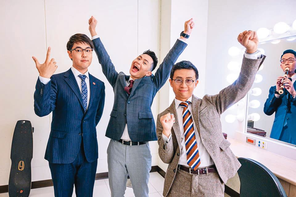 視網膜(右起)和呱吉、博恩、志祺七七等人組成「歡樂無法黨」,通過內政部審核立案。(翻攝自歡樂無法黨臉書)