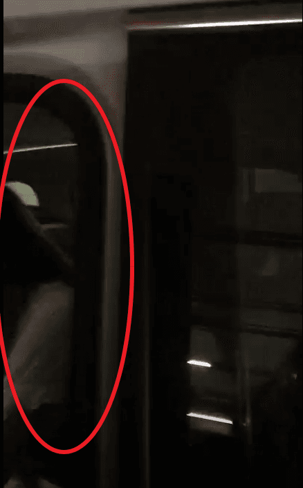 林女(紅圈處)坐在人夫車內,被元配直擊。(讀者提供)