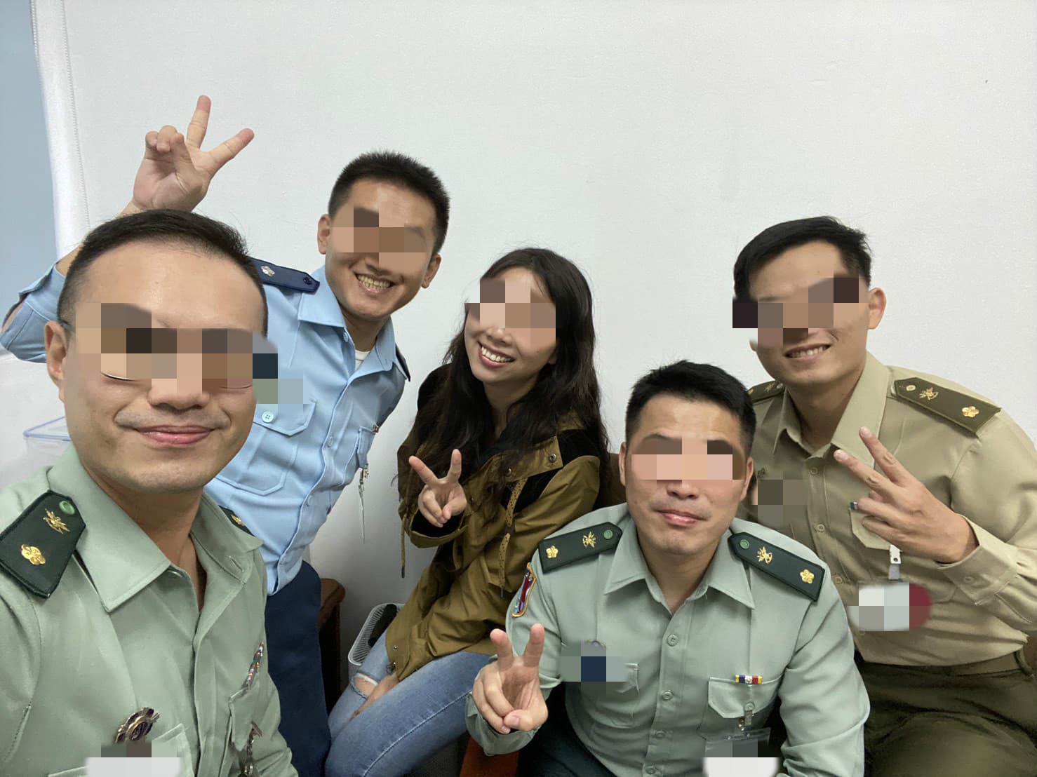 林女(中)人際關係良好,在部隊,受不少男姓同僚歡迎。(翻攝林女臉書)
