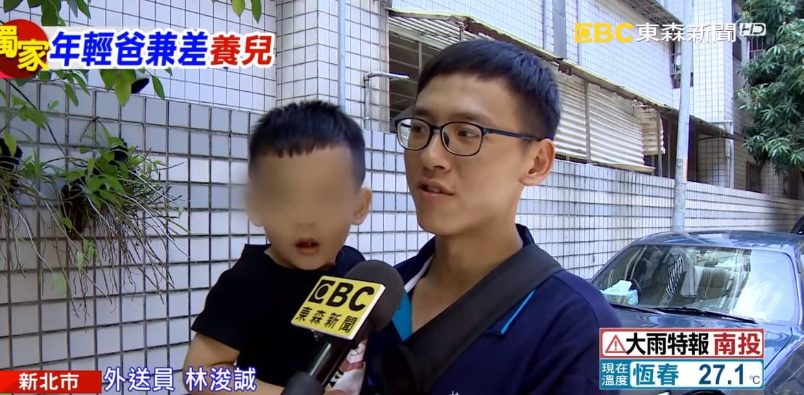 林浚誠白天時做鐵工,晚上帶著兒子跑單。(翻攝東森新聞)