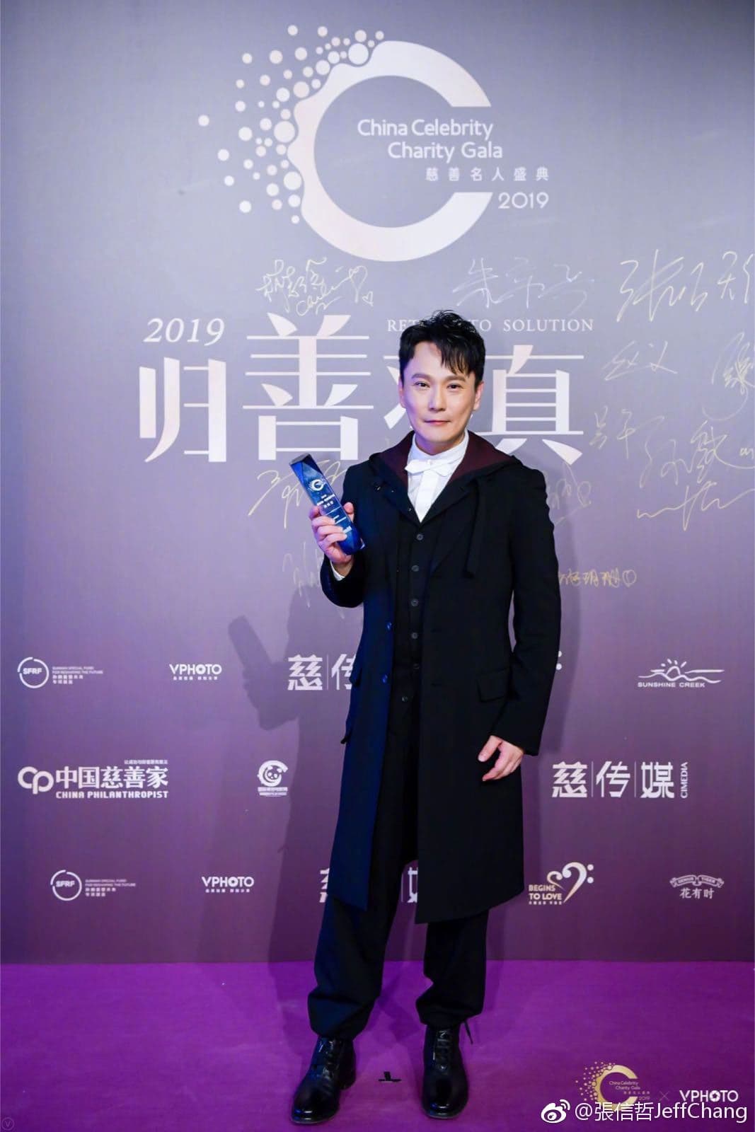 張信哲最初堅決不參加《我是歌手》比賽,到了第4季卻以踢館歌手身分參賽,最後還贏得第2名。(翻攝自張信哲微博)