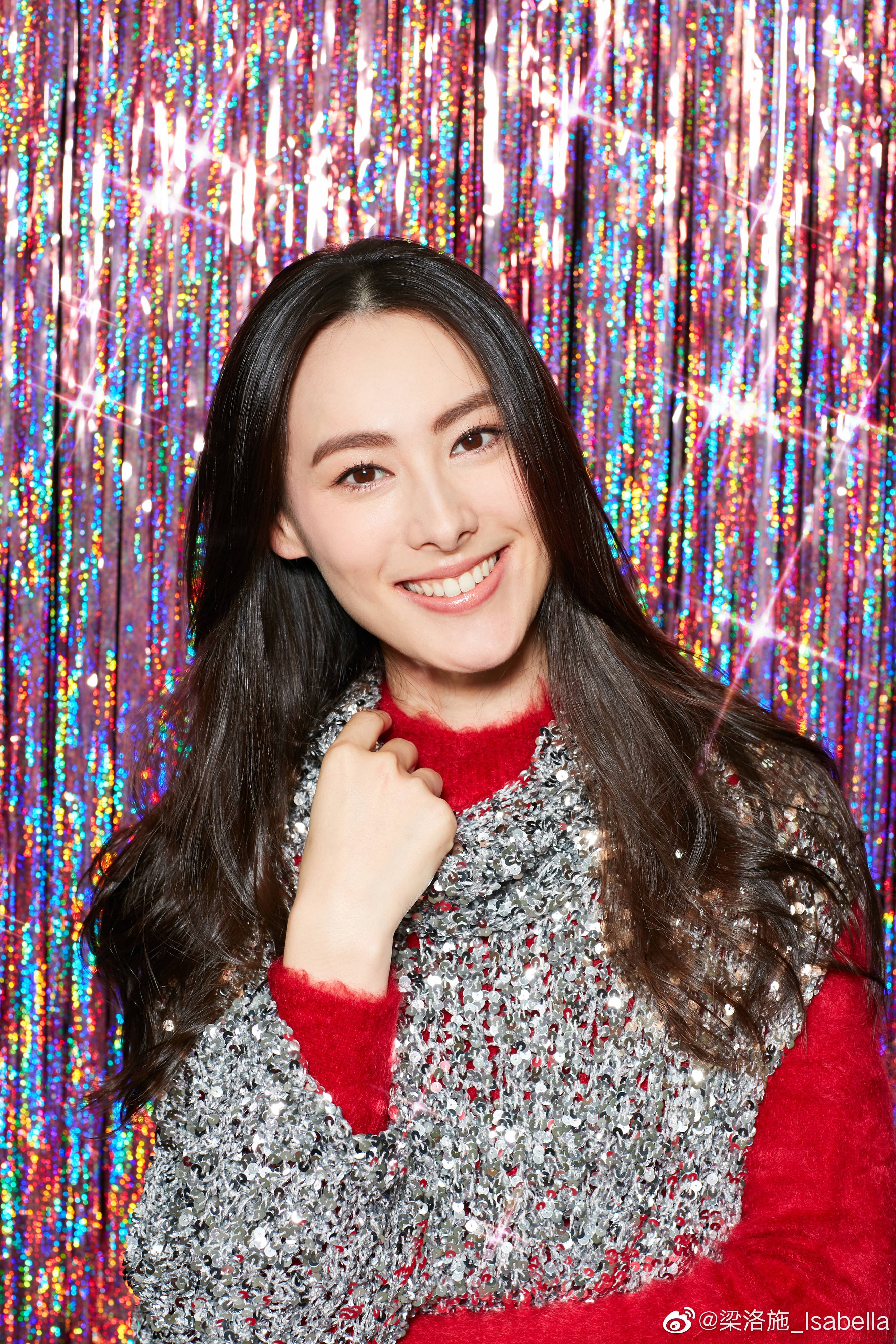 女星梁洛施可以說是娛樂圈未婚生子的典型代表,雖與香港首富兒子李澤楷生下三子卻沒嫁入豪門。(翻攝梁洛施微博)