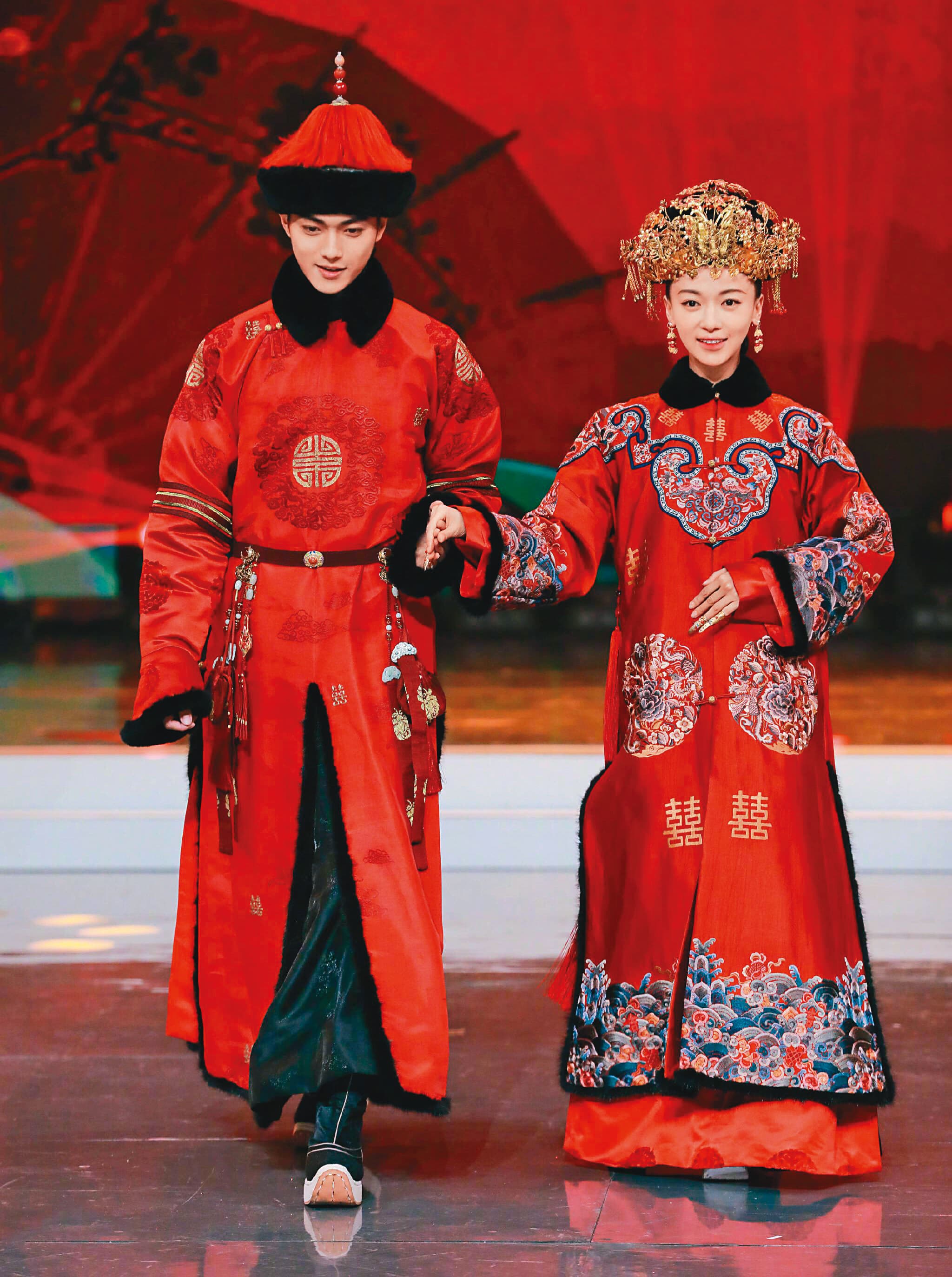 許凱(左)憑《延禧攻略》一戰成名,這次算是「高攀」周冬雨與她合演《千古玦塵》,咖位提升不少。(中天提供)