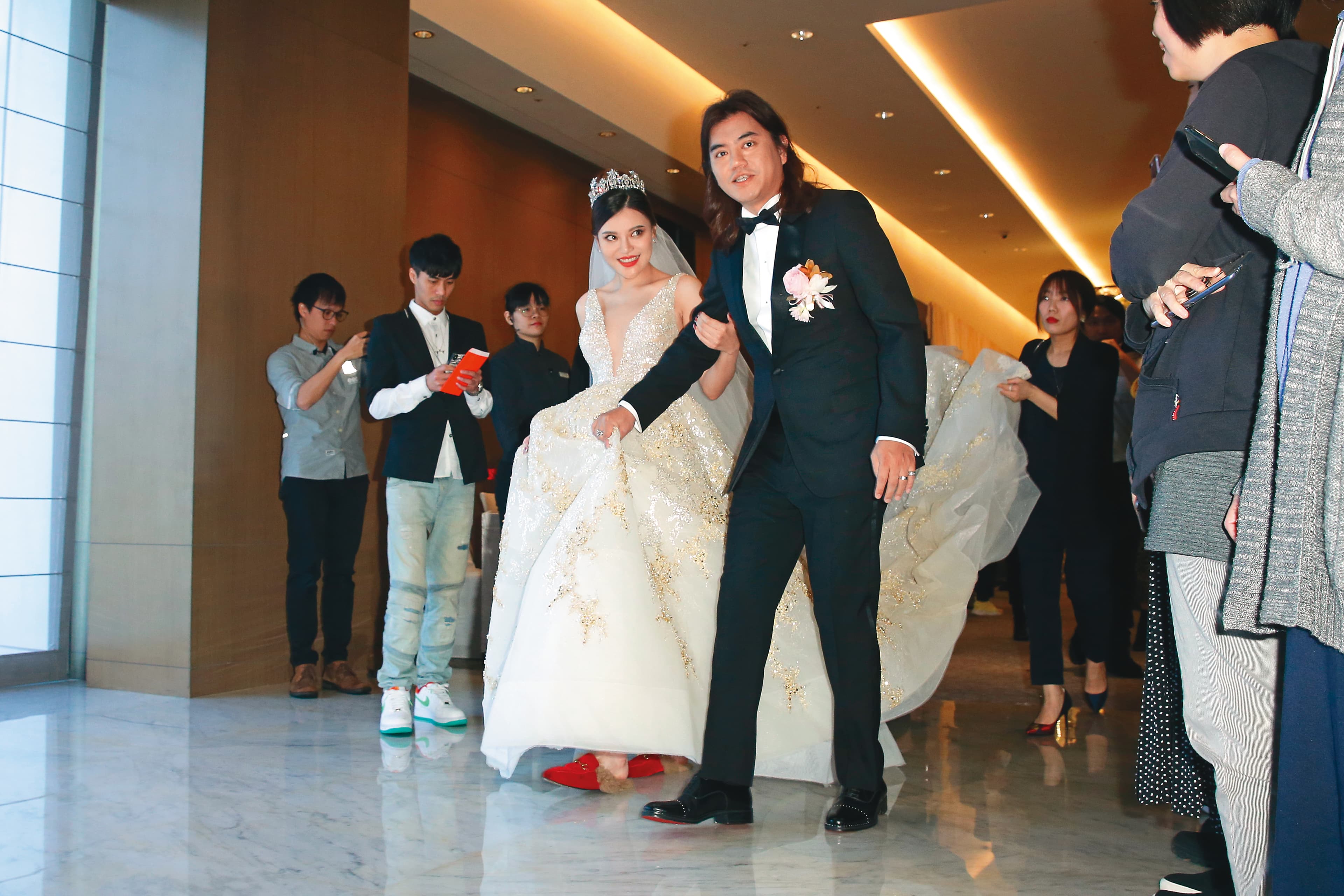 舒子晨是米兔哥娛樂公司簽的旗下藝人,其經紀公司老闆B2 (右)今年結婚,最近喜獲一子。