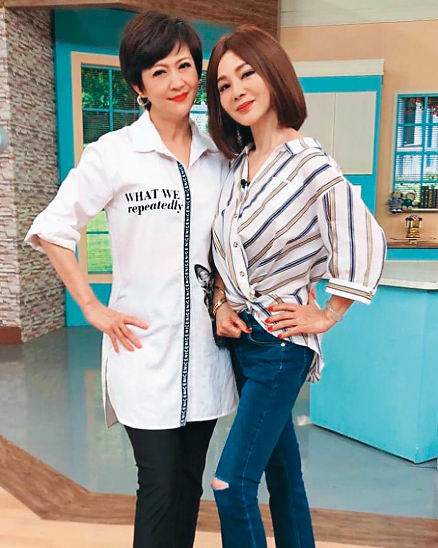 崔佩儀(左)身為「媽媽型藝人」,通告也以主婦生活類型居多;曾跟「全台灣最美的歐巴桑」陳美鳳(右)合作。(翻攝自崔佩儀臉書)