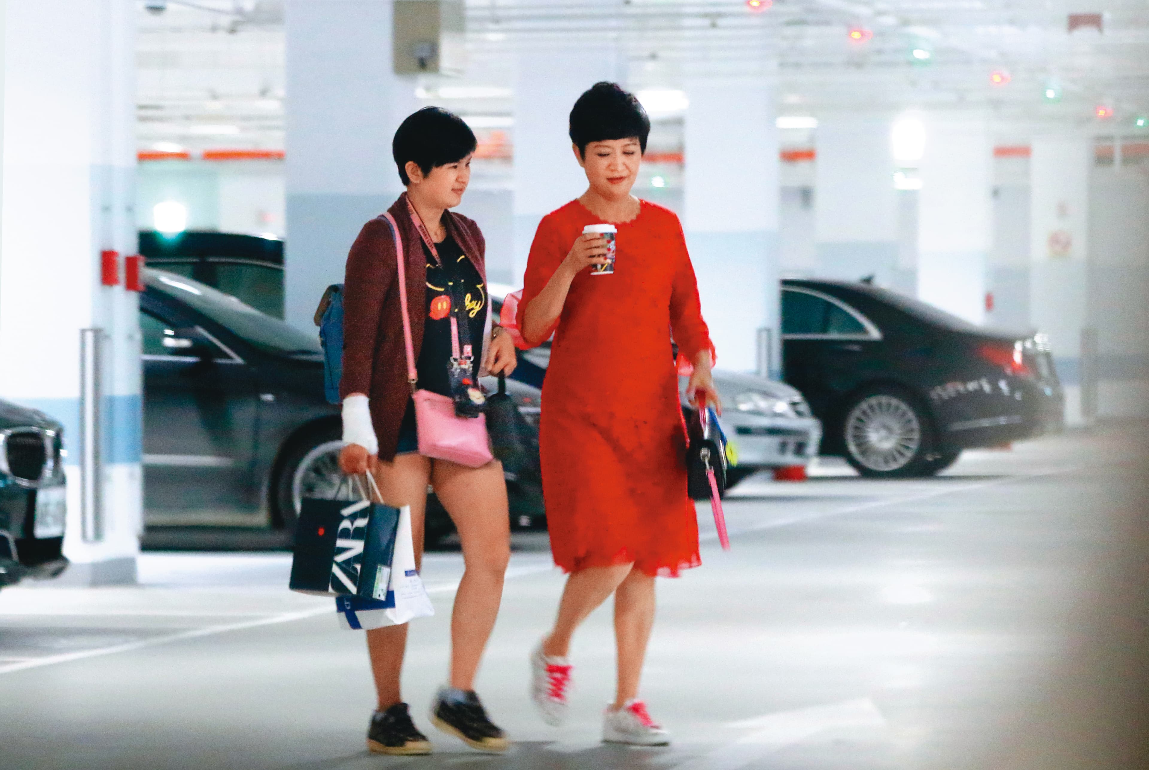 5/21 14：17，崔佩儀（右）工作忙碌，而且在外都神采奕奕；最近她除了上節目，還忙著拍戲。