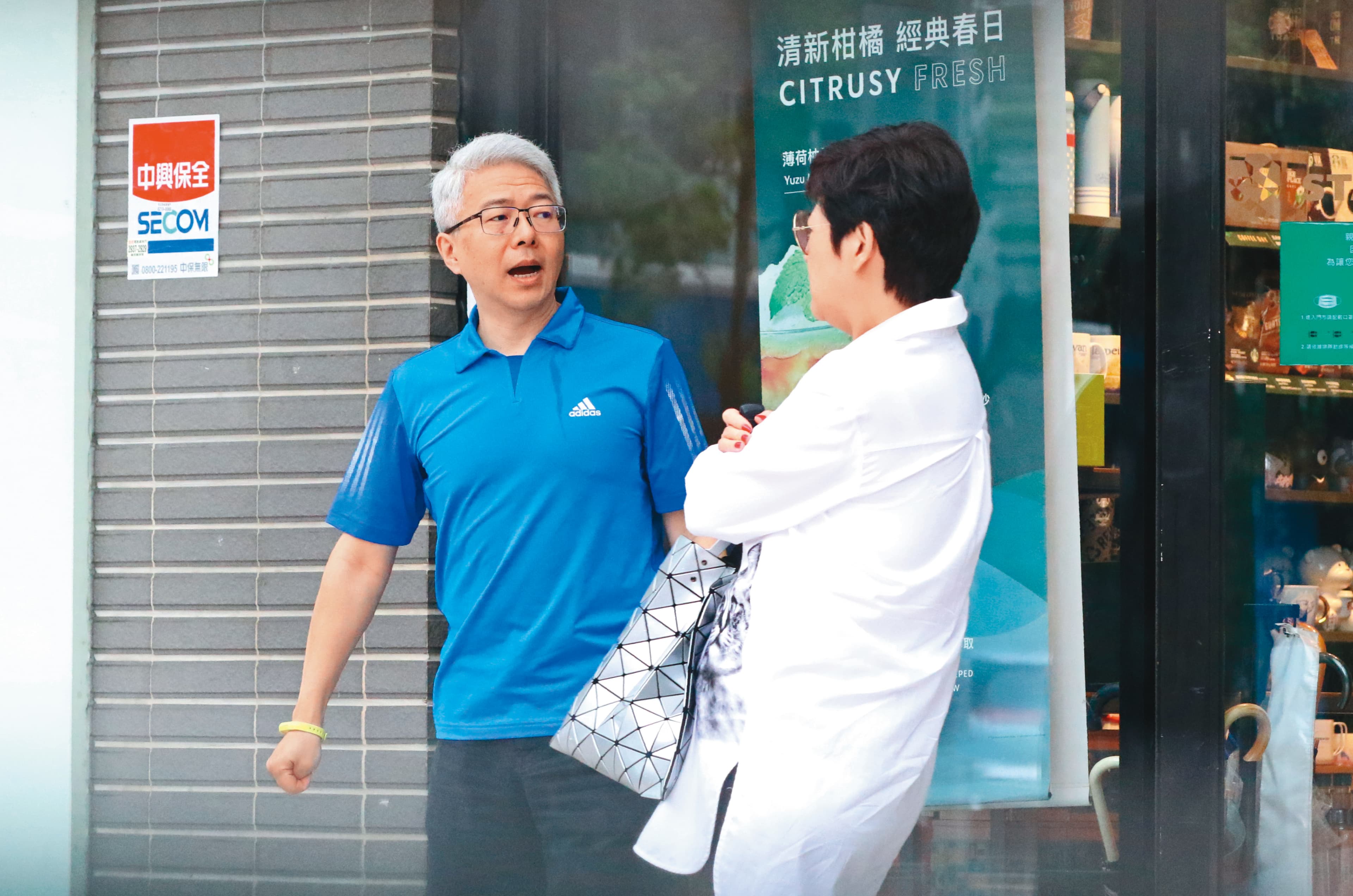 5月22日16：06，難得崔佩儀（右）跟老公山姆（左）出門，但是老夫老妻的互動看來平平。