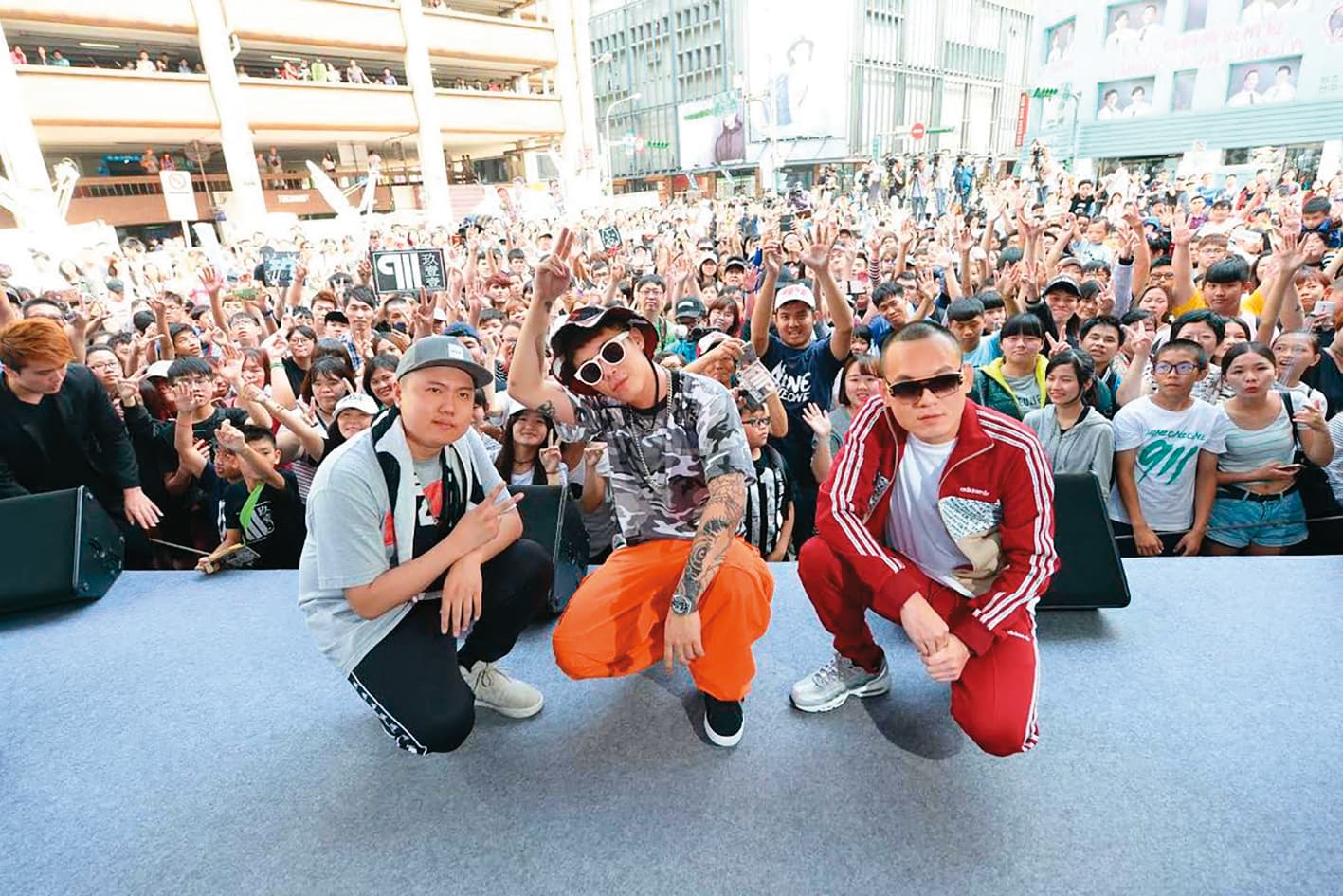 玖壹壹入圍2016年金曲獎的「最佳演唱組合」,玖壹壹特地舉辦慶功宴,有黑衣人士維持秩序。(翻攝自玖壹壹微博)