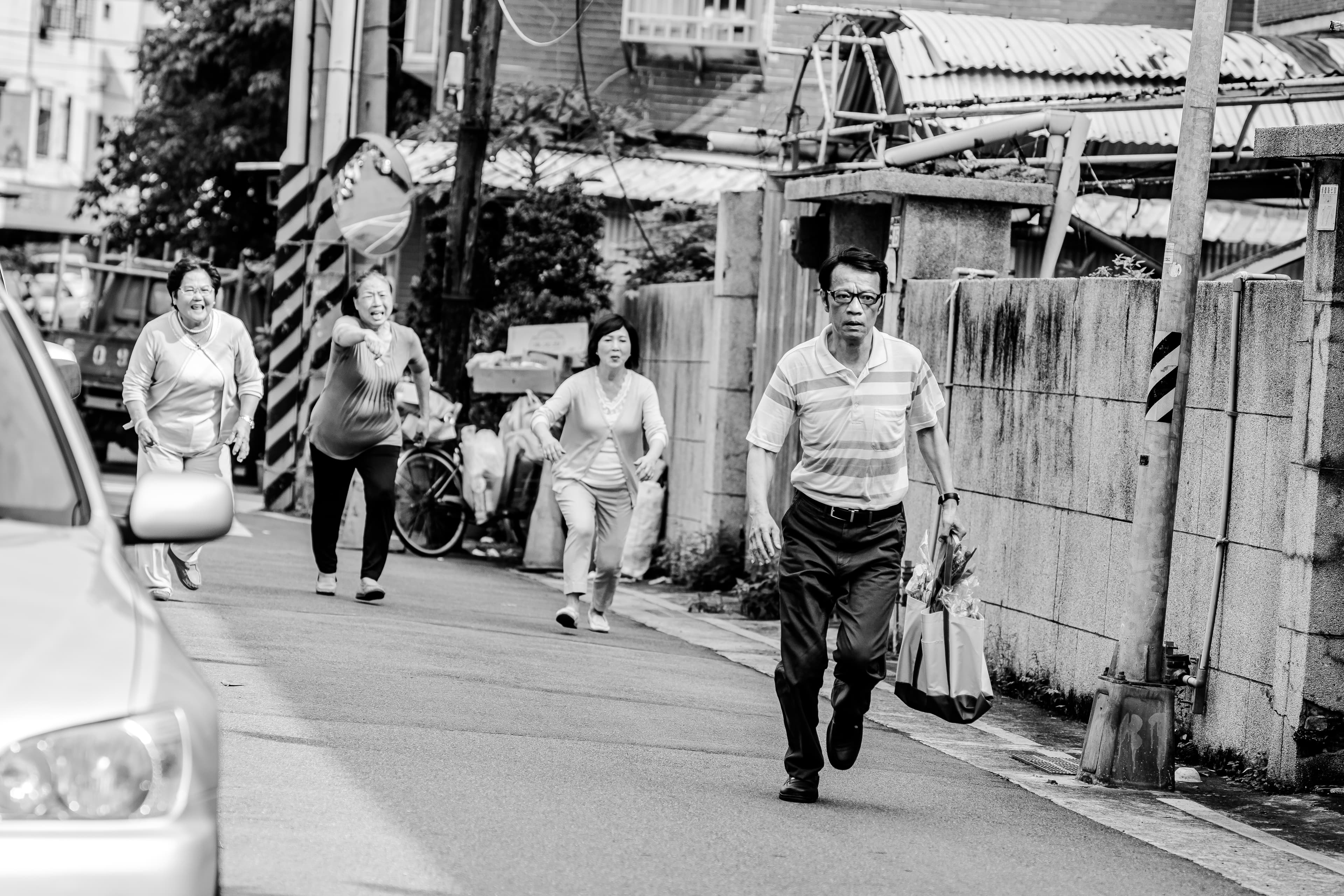吳朋奉在《前世情人的情人》飾演退休國文老師,演繹跨世代親子關係與同婚議題的碰撞。(公視提供)