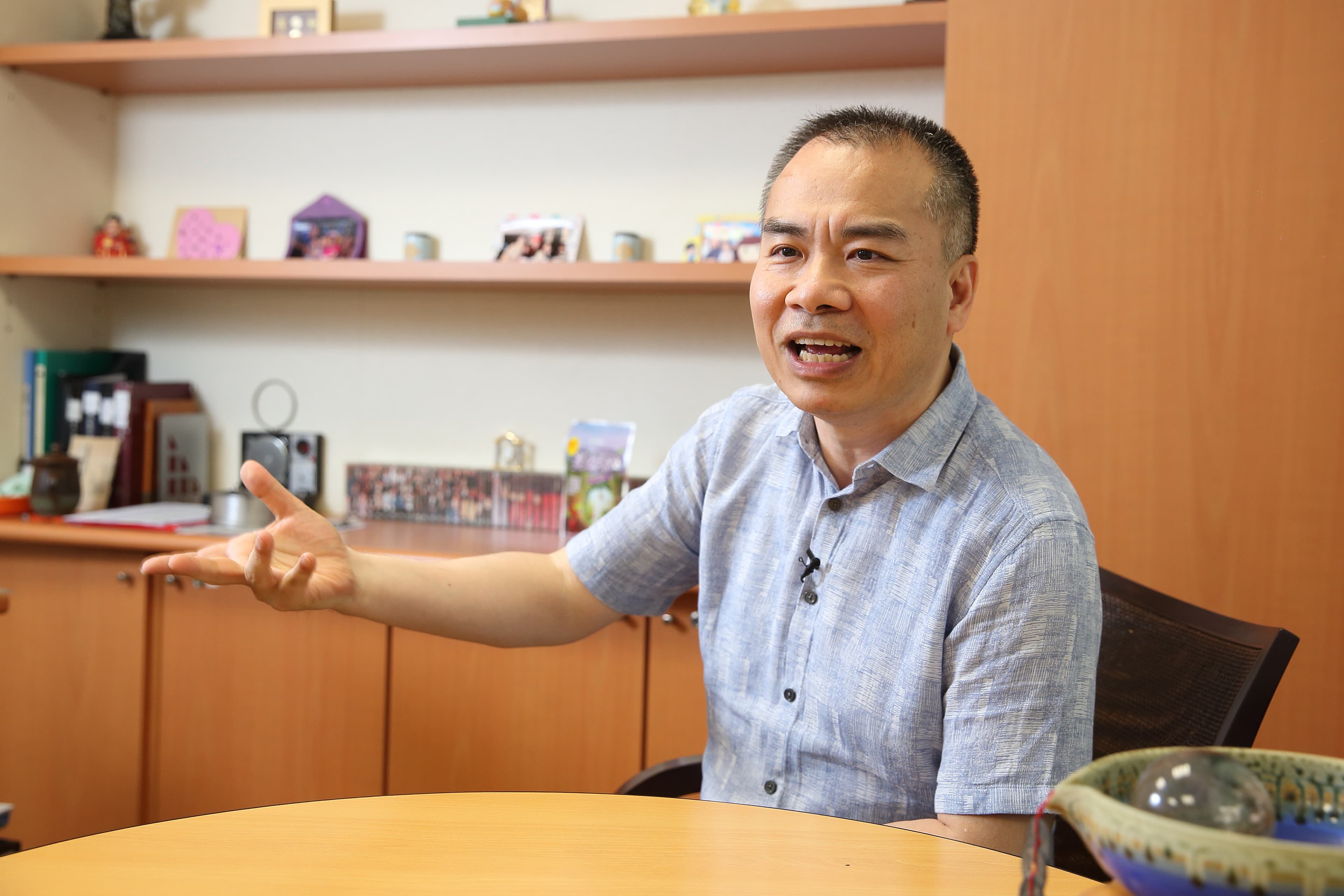 張松允轉做長期投資後，已不須每天盯盤，但他仍保持每天進辦公室追蹤市場動態的習慣。