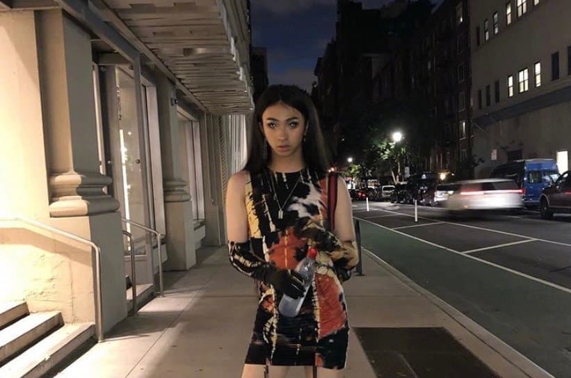 小哈利因男扮女裝的照片,在微博成為熱搜第一名。(翻攝摘自小哈利IG)