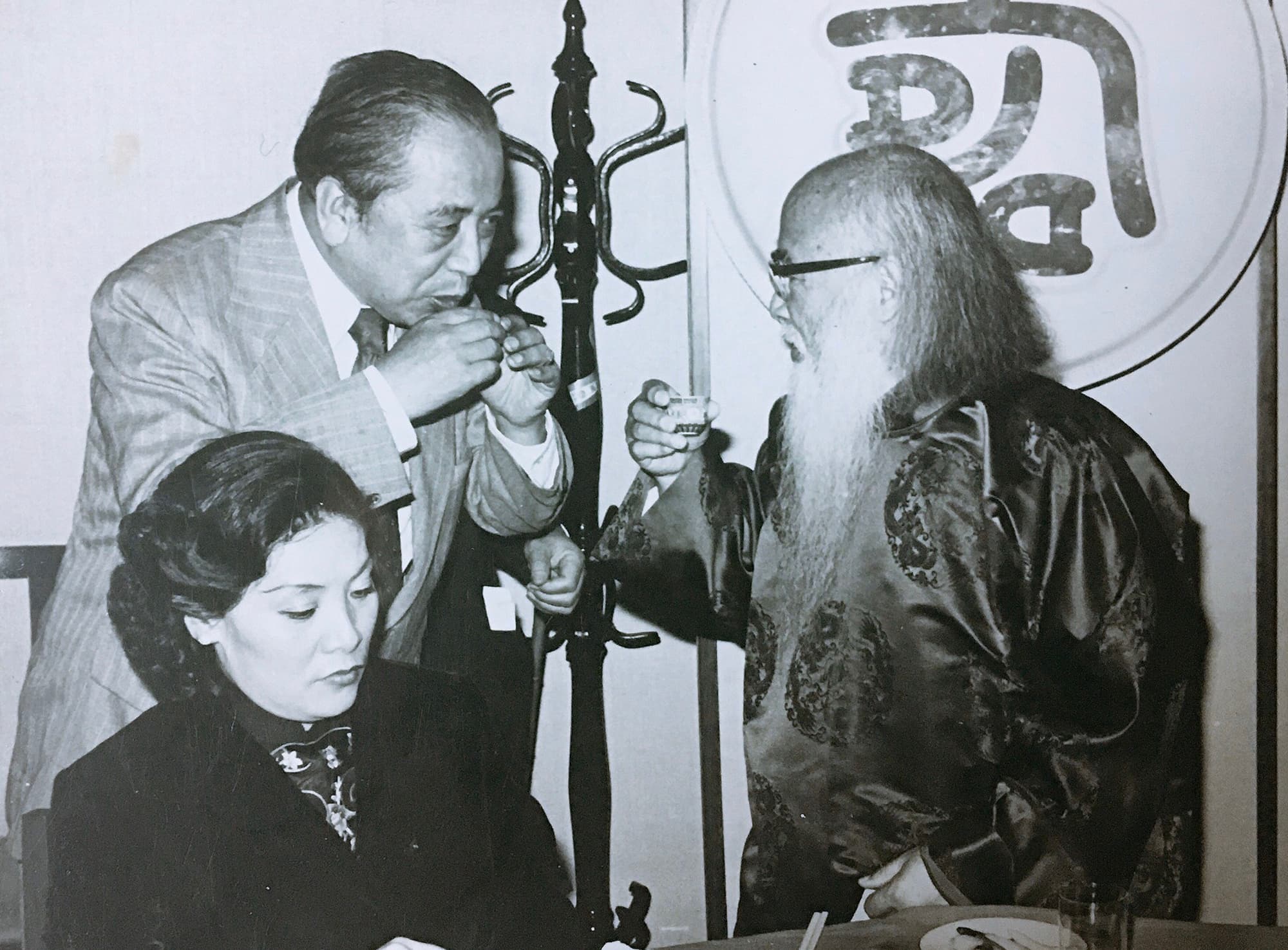 陳萬策(左)創立的天廚菜館菜色多元、口味道地,喜嘗美食的國畫大師張大千(右)也是常客。(天廚提供)