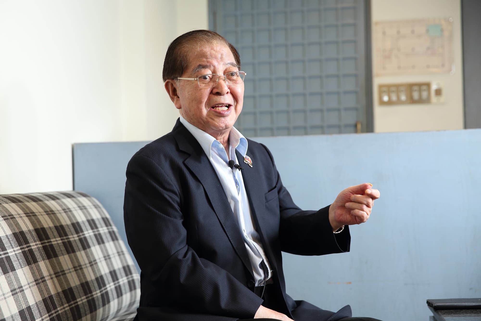 人稱三哥、虎哥的陳虎門原本在姑丈的紡織廠工作，也上過遠洋漁船捕魚，後來才成為情報員。