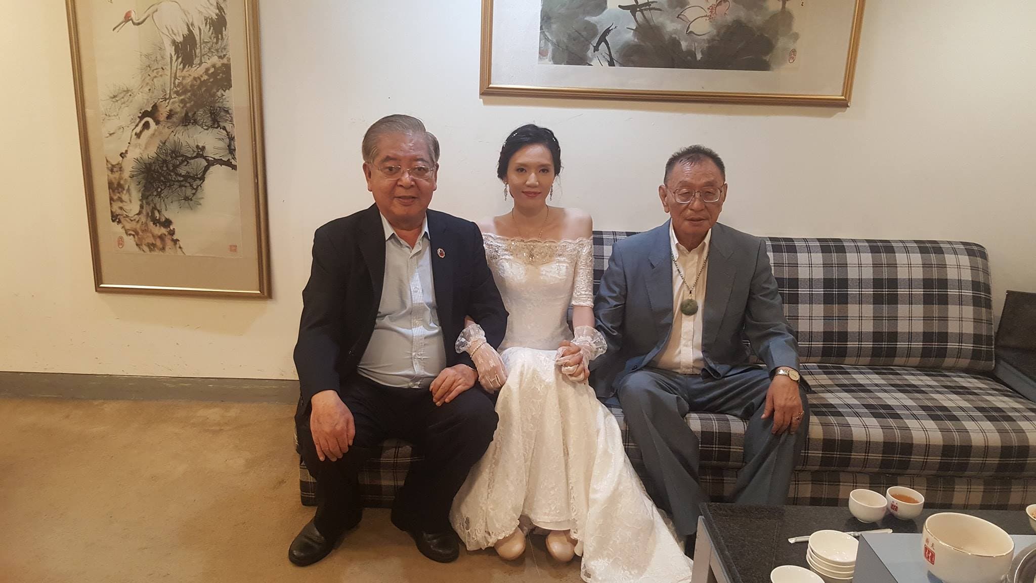 董念台(右)因為聲援特赦江南案相關人員,與陳虎門(左)結為好友,婚宴也是在天廚菜館舉辦。(翻攝天廚菜館粉絲專頁)