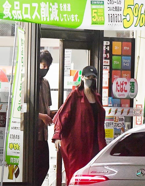 竹內涼真與三吉彩花被拍到一起約會。(網路圖片)