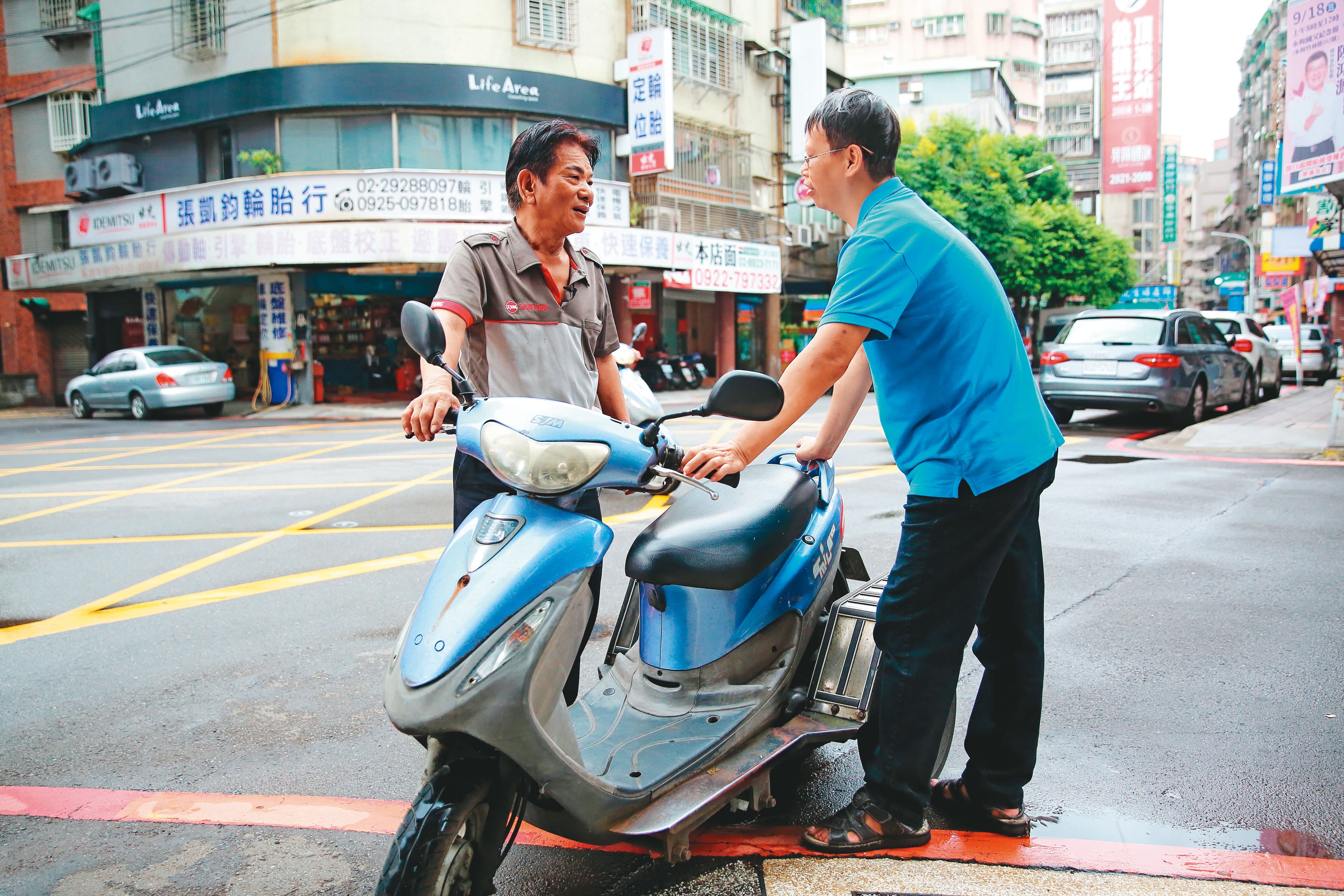 擔心造成身障者二次傷害,交車前,謝建台(左)都會自己先試騎。