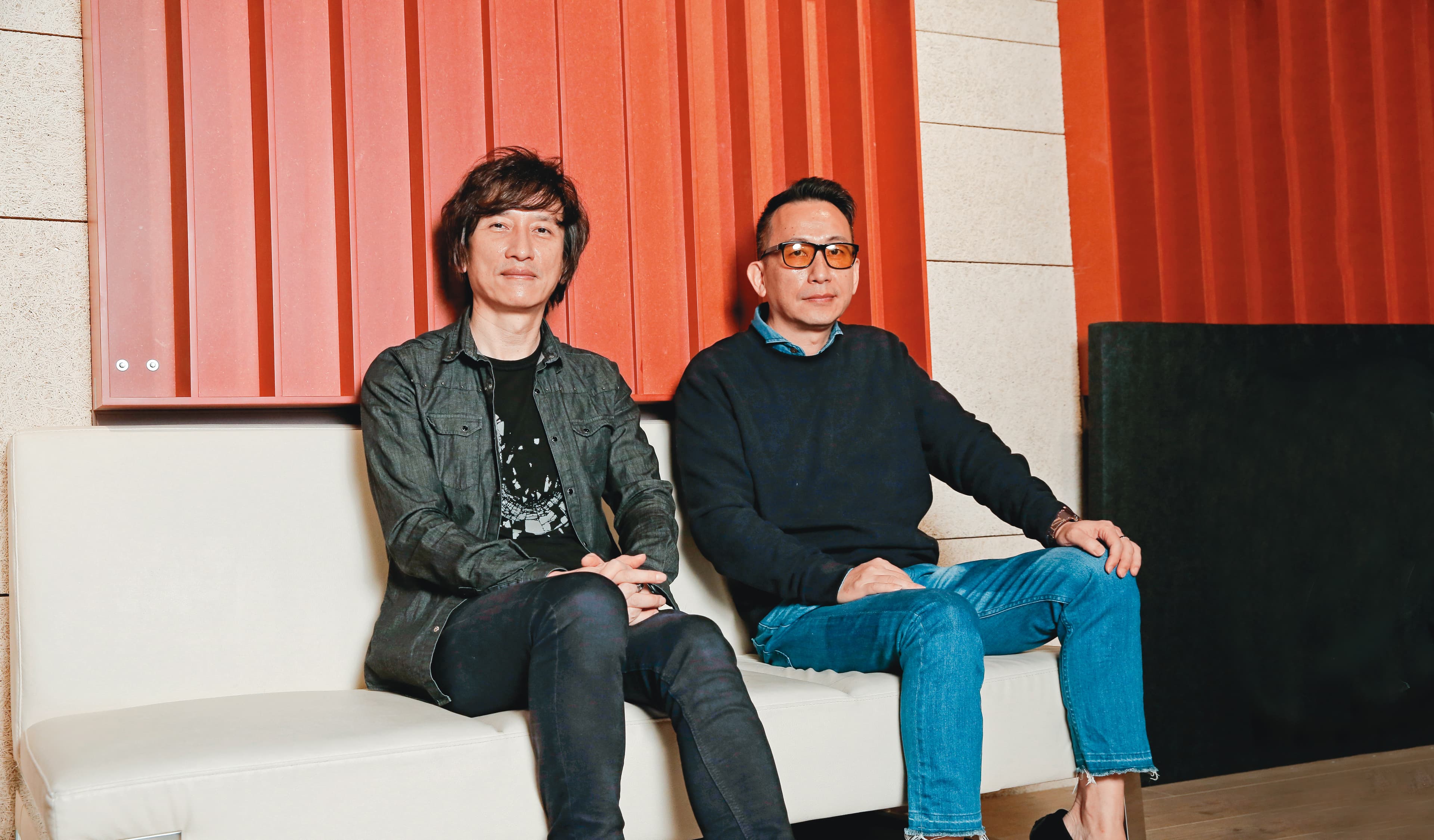 青夢會祕書長陳一中(右),與金曲製作人薛忠銘(左),透過音樂賽事串聯產學界。