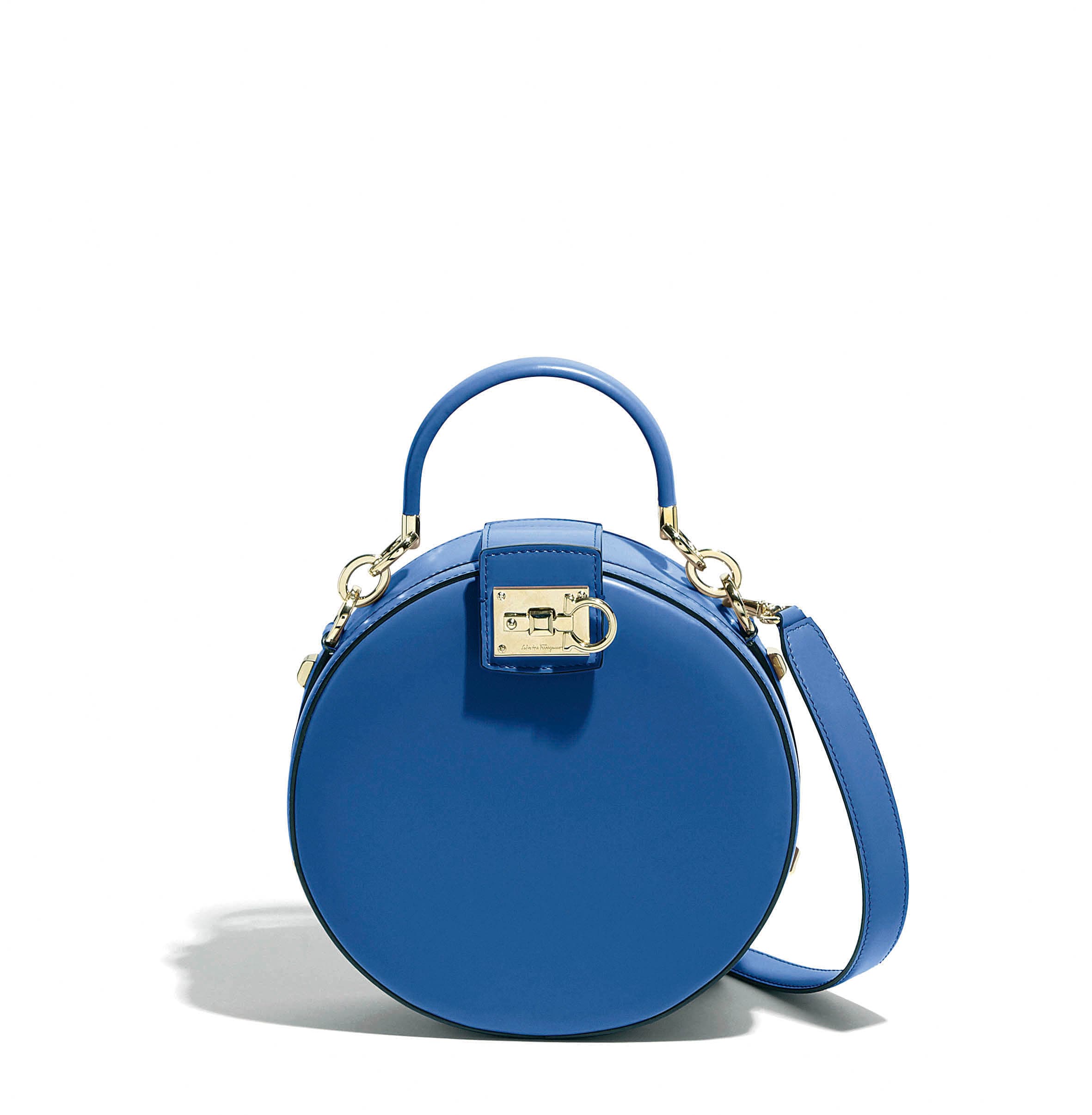 STUDIO藍色小牛皮圓包 NT$74,900。(Salvatore Ferragamo提供)