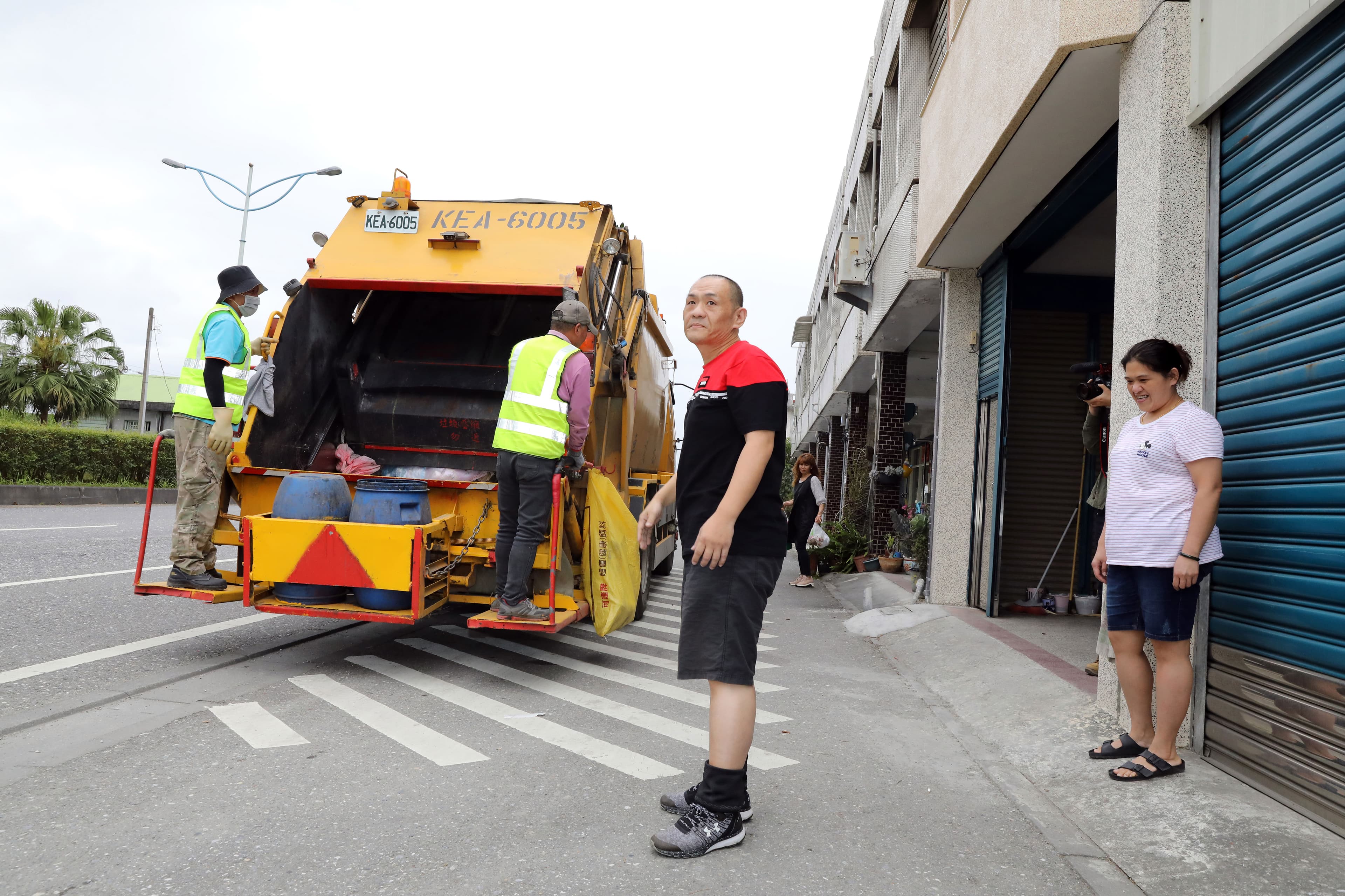 全台至今僅有台北市實施垃圾車定時定點停靠,其他地區皆是垃圾車在行駛途中走走停停讓民眾丟垃圾。