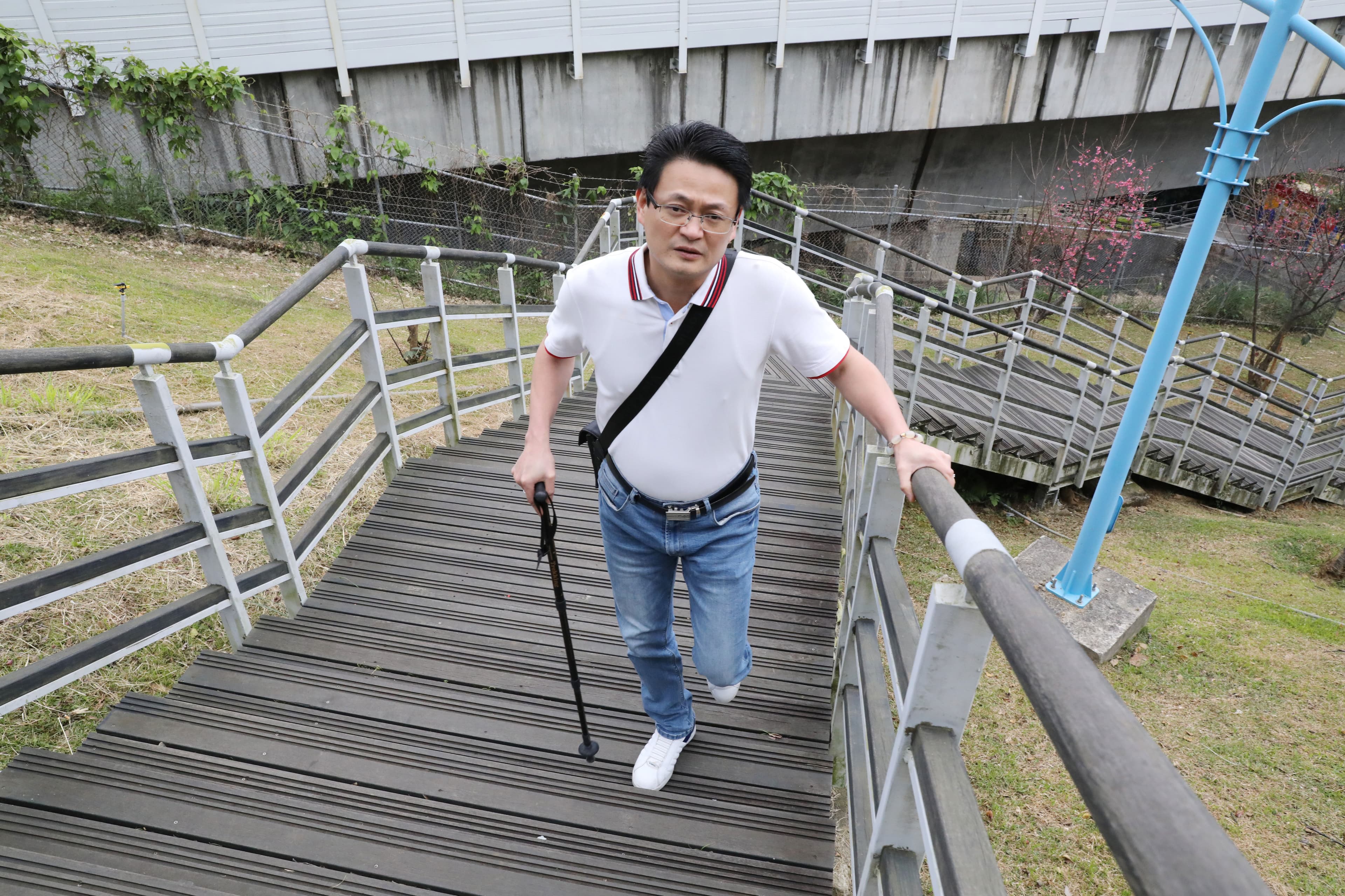 5年前莊志鴻在資源回收場滑倒, 隔天腰椎劇痛,後來開了5次刀。