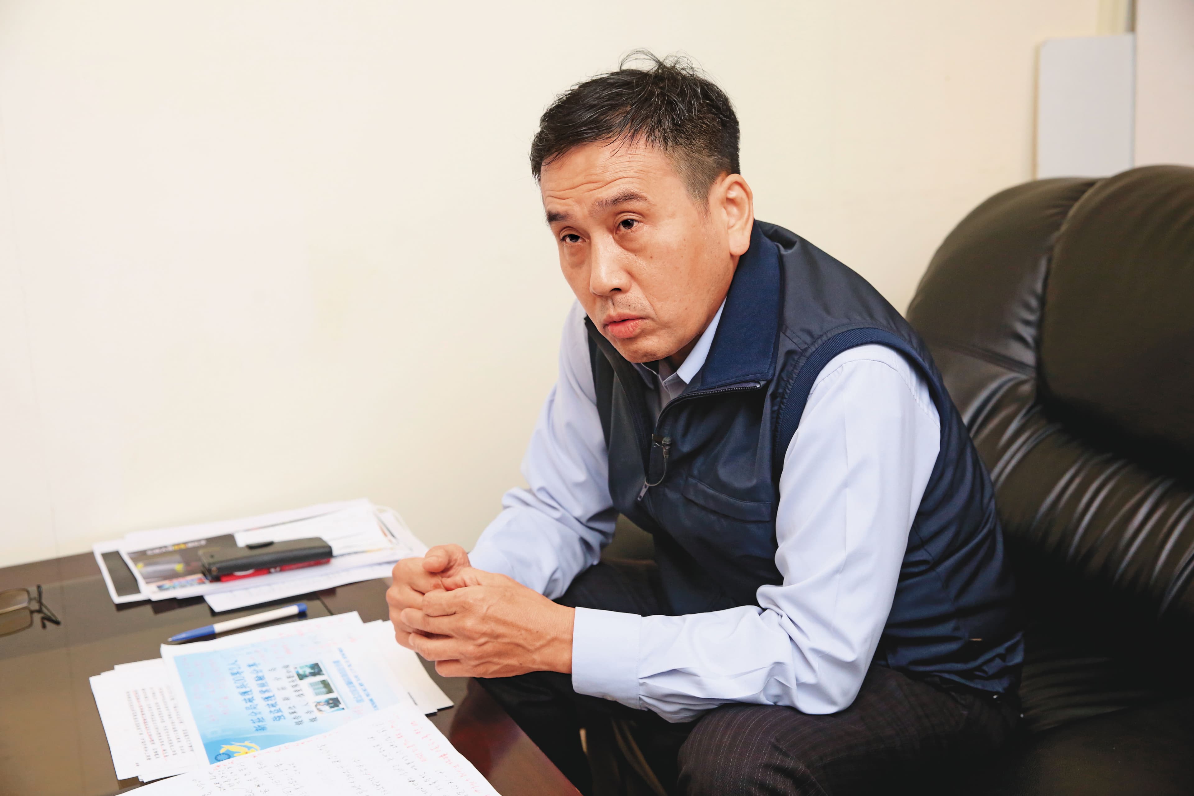 時任新北市警局新莊分局偵查隊副隊長的許宏銘,帶隊攻堅。