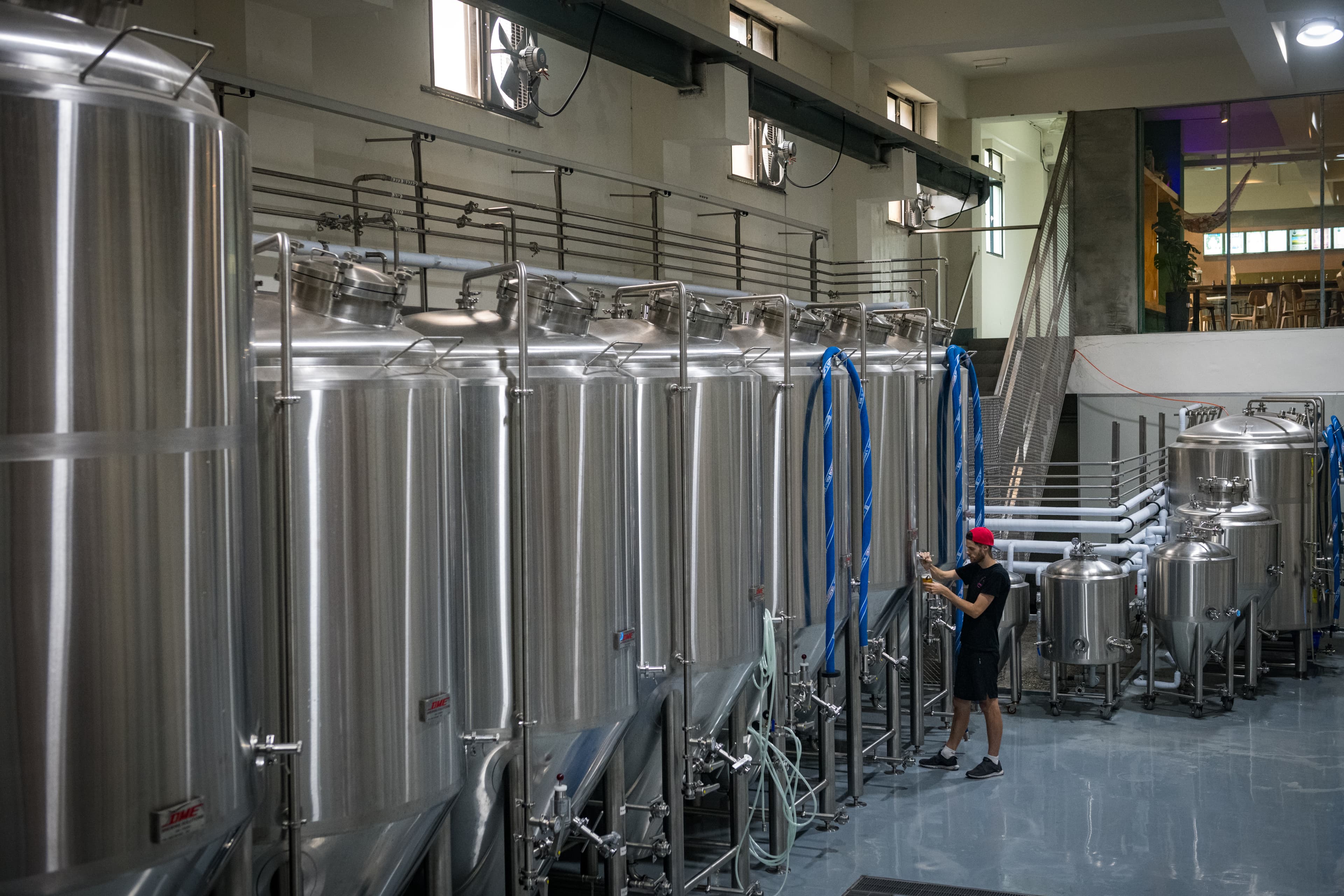 在酒廠挑高空間裡,設置4噸及2噸發酵槽。