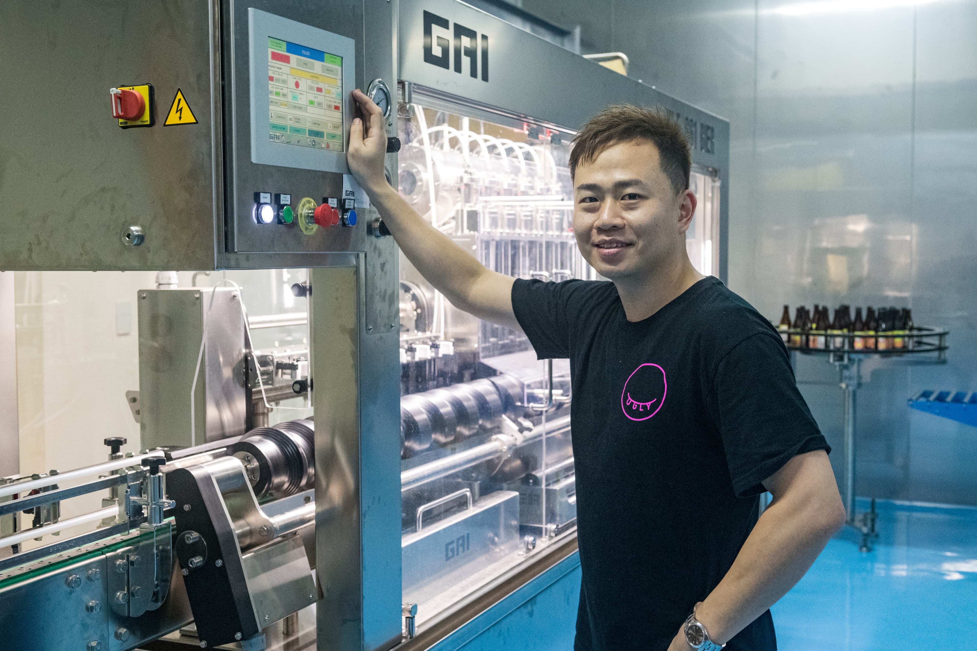 除了釀酒,有電機背景的助理釀酒師田源負責精密儀器操作。